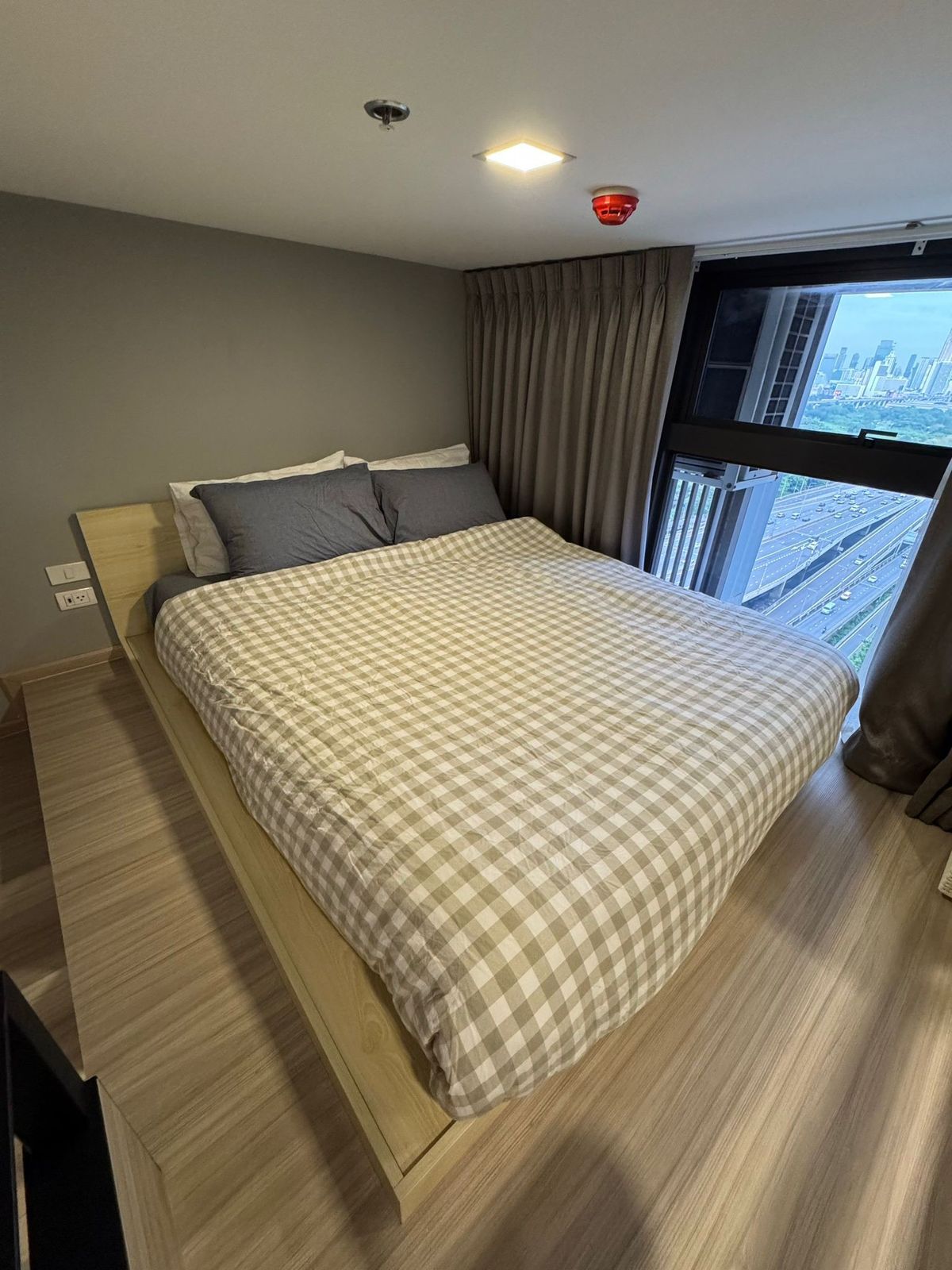 ให้เช่าคอนโดพระราม 9 เพชรบุรีตัดใหม่ RCA : Condo for rent : Chewathai Residence Asoke (Rt-01)