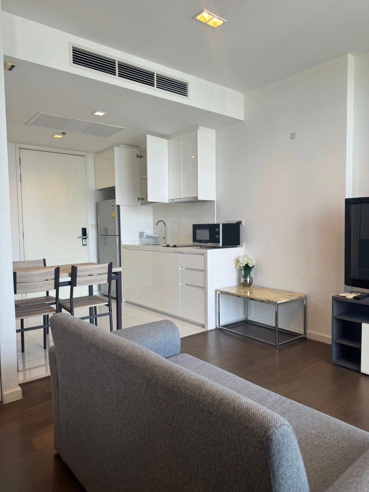 For RentCondoSathorn, Narathiwat : Nara Nine rental / NARA 9 Location: 📍 Near BTS Chong Nonsi (Walking 10 minutes, Motorcycle Win) 📍Empire Tower