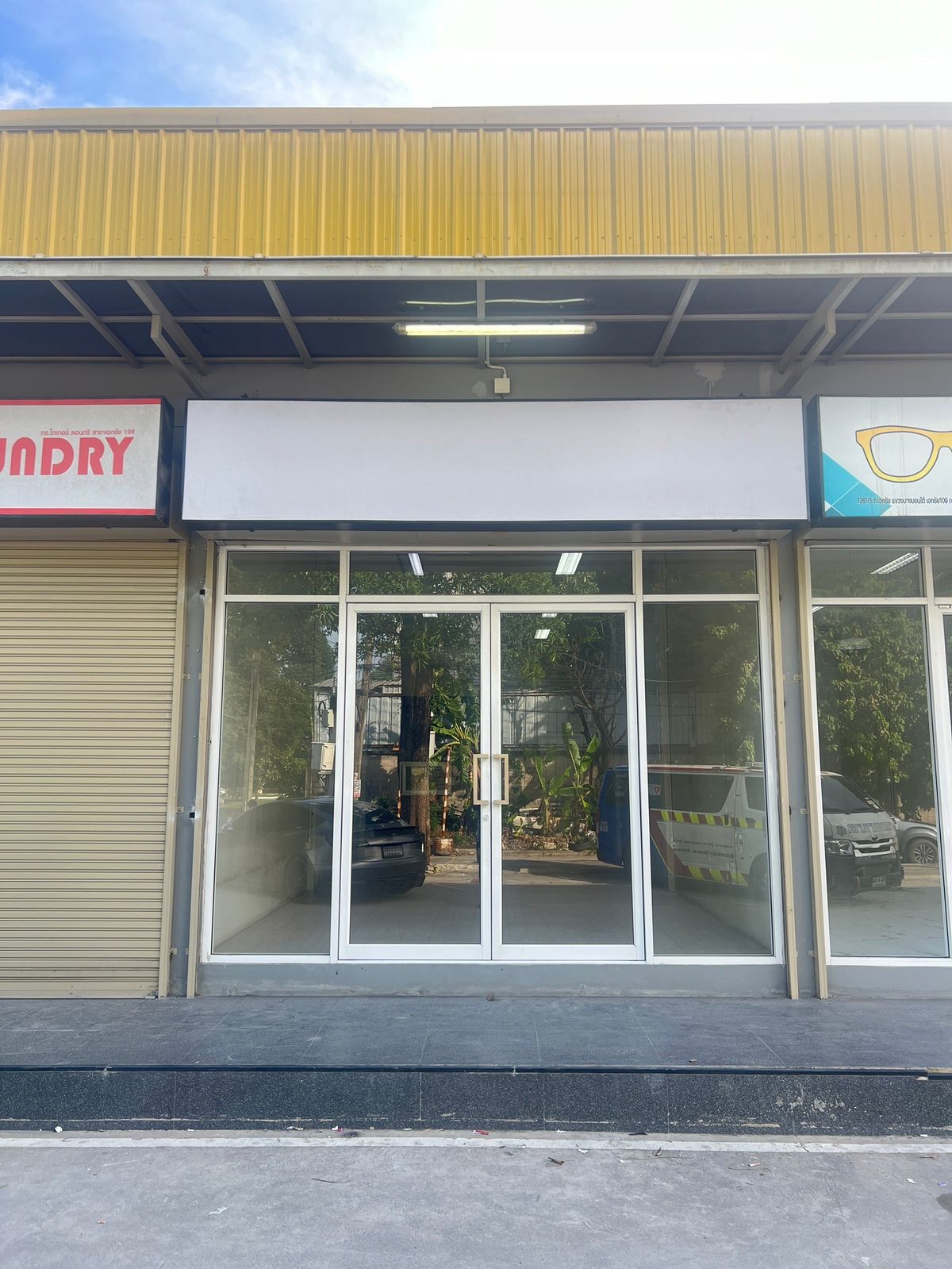 ให้เช่าร้านค้า/ตลาดนัดเอกชัย บางบอน : ให้เช่าพื้นที่ขายของติดถนนเอกชัย (ปากซอยเอกชัย109)