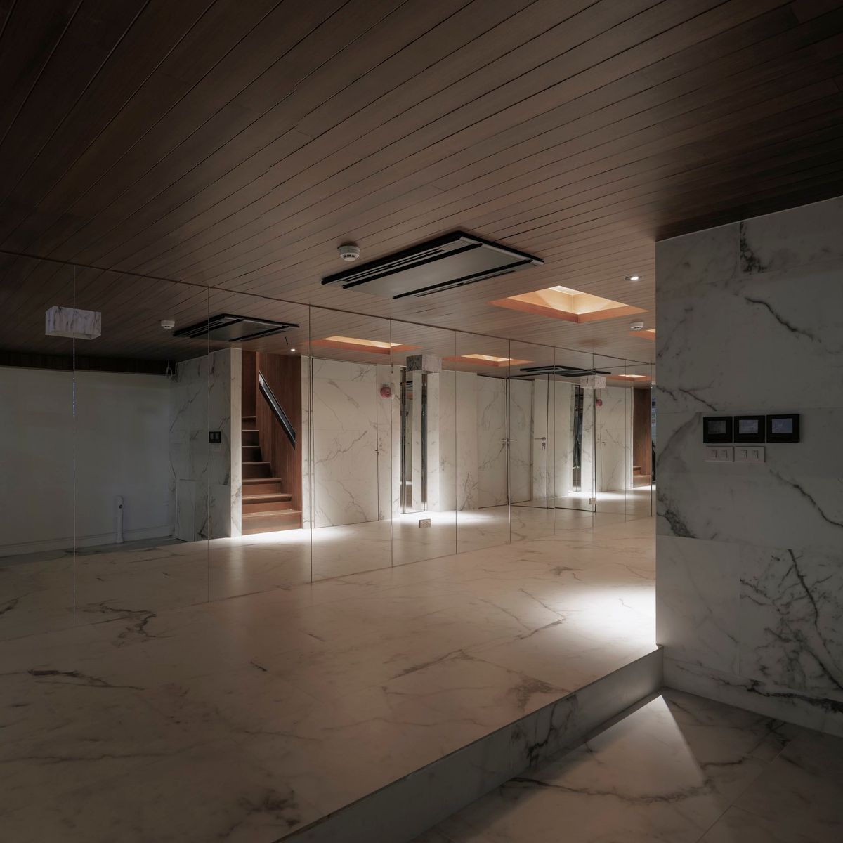 For RentShop HouseSilom, Saladaeng, Bangrak : ♣ Rare Unit ♣ 7 -storey commercial building, living space 320.00 sq.m. | 18 rooms, 4 bathrooms | Near BTS Sala Daeng
