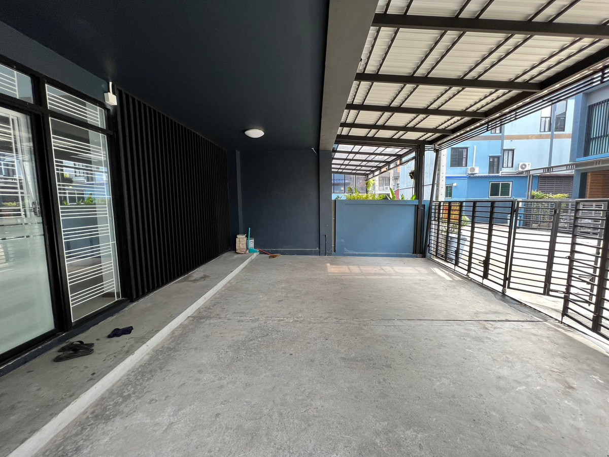 For RentTownhomeChaengwatana, Muangthong : townhome office, 1 minute drive to the expressway, over 5 minutes to the BTS Skytrain, 10 minutes to the Government Complex.
