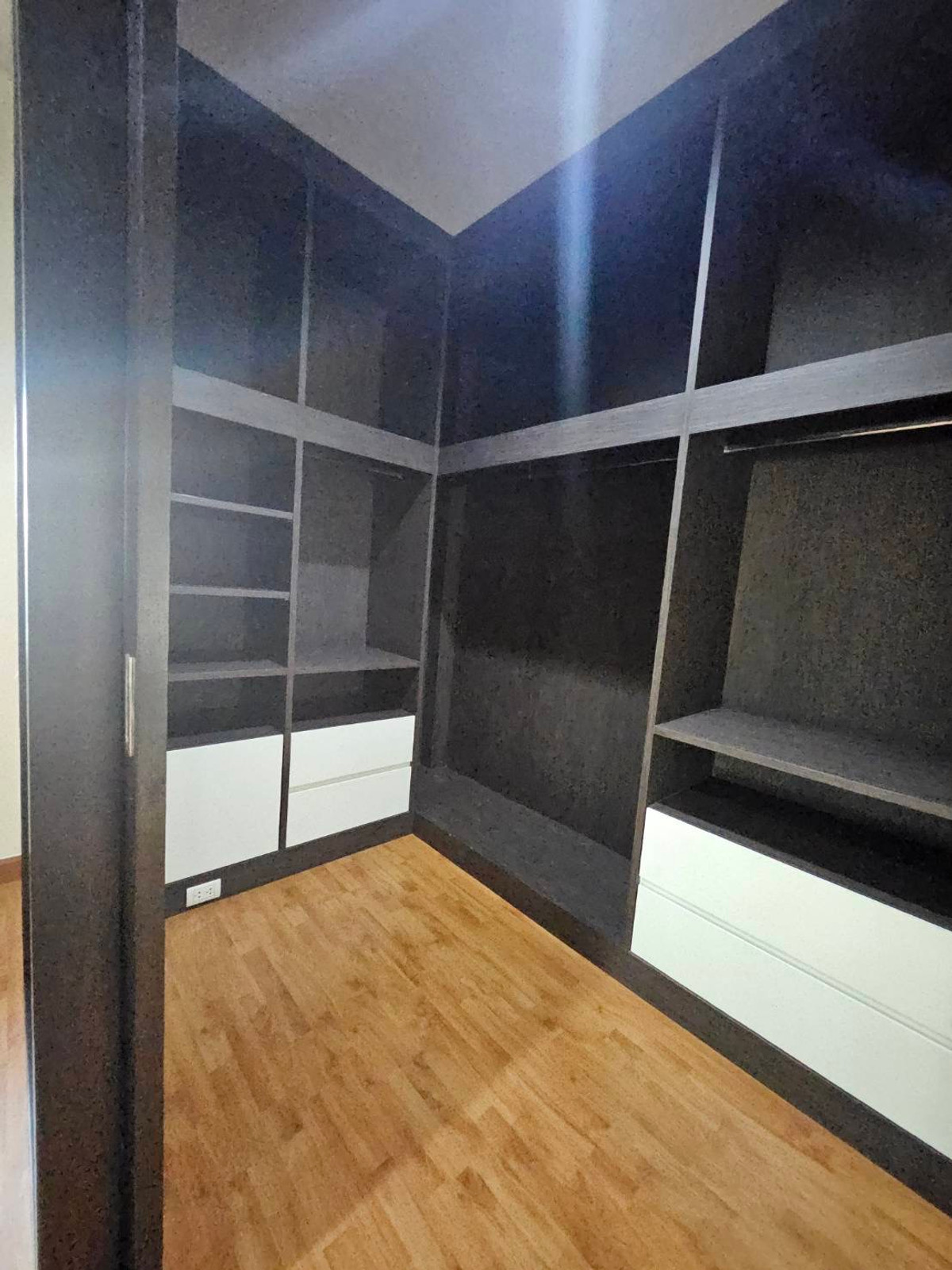 For RentHouseNonthaburi, Bang Yai, Bangbuathong : house with garden, 4 bedrooms, all with en-suite bathrooms, separate maid's room on the first floor, spacious bedrooms.