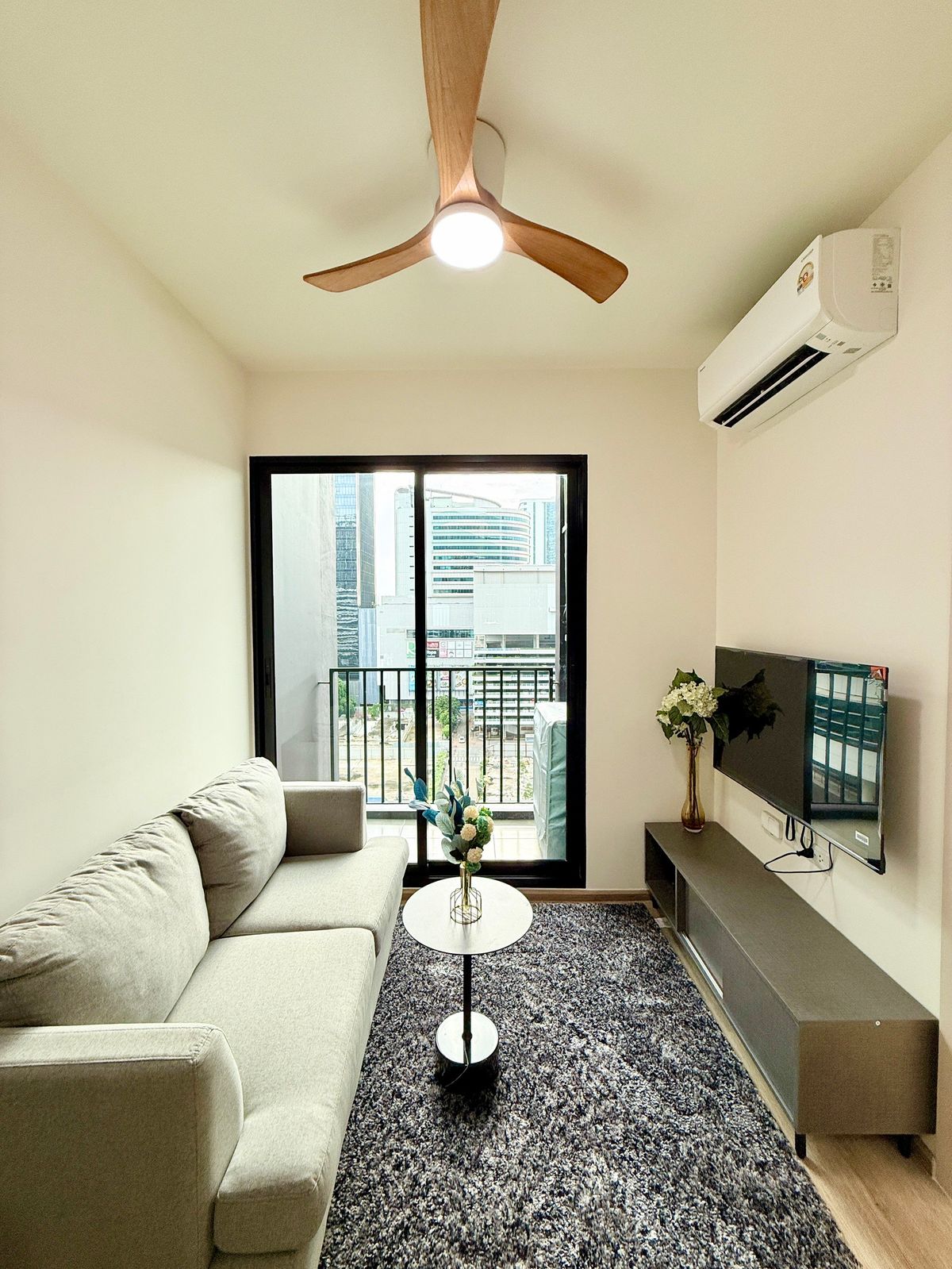 ให้เช่าคอนโดพระราม 9 เพชรบุรีตัดใหม่ RCA : " Nue District R9 " For Rent ‼️ เฟอร์นิเจอร์ และเครื่องใช้ไฟฟ้าครบ ห้องใหม่มาก ห้องมือ 1  ยังไม่เคยปล่อยเช่า (No.250822(