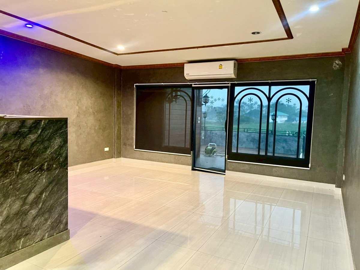 ขายอาคารพาณิชย์นครปฐม : ขายอาคารพาณิชย์ 3 ชั้นครึ่ง อยู่หลังเซ็นทรัล นครปฐม  เนื้อที่ 35.6 ตารางวา 4 ห้องนอน ต.ห้วยจรเข้ อ.เมืองนครปฐม จ.นครปฐม