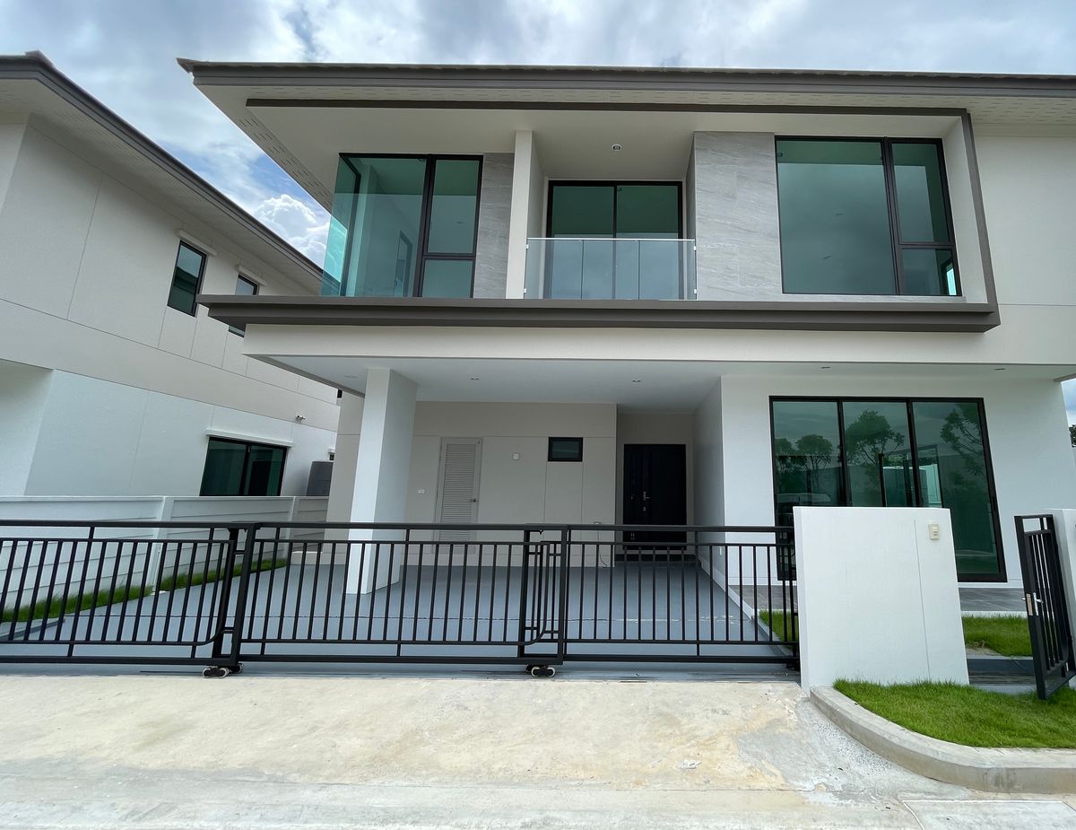 ขายบ้านพัฒนาการ ศรีนครินทร์ : ขายบ้านเดี่ยวหรูไตล์ Modern Tropical  ติดถนนใหญ่ ใกล้ ร.ร. นานาชาติ  ฟังก์ชั่น 4 ห้องนอน 5 ห้องน้ำ 3 ที่จอดรถ เดินทางสะดวกสบาย โดดเด่นในทำเลกรุงเทพกรีฑา ทำเลแหล่งรวมบ้านระดับลักชัวรี่ และพรีเมี่ยมแห่งใหม่
