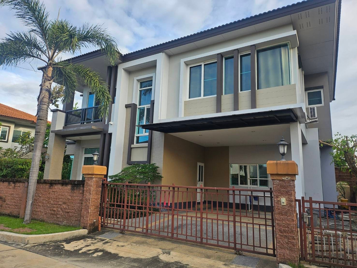 For RentHouseNonthaburi, Bang Yai, Bangbuathong : house with garden, 4 bedrooms, all with en-suite bathrooms, separate maid's room on the first floor, spacious bedrooms.