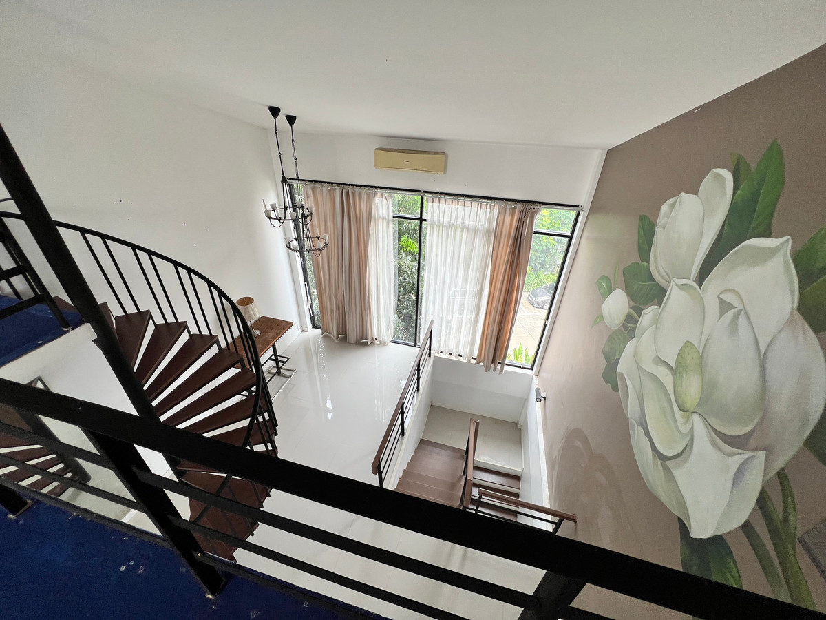 For RentTownhomeChaengwatana, Muangthong : Townhome, 5min walk to the BTS Skytrain, 2-min drive to the expressway. Suitable for company registration. 3 bedrooms.