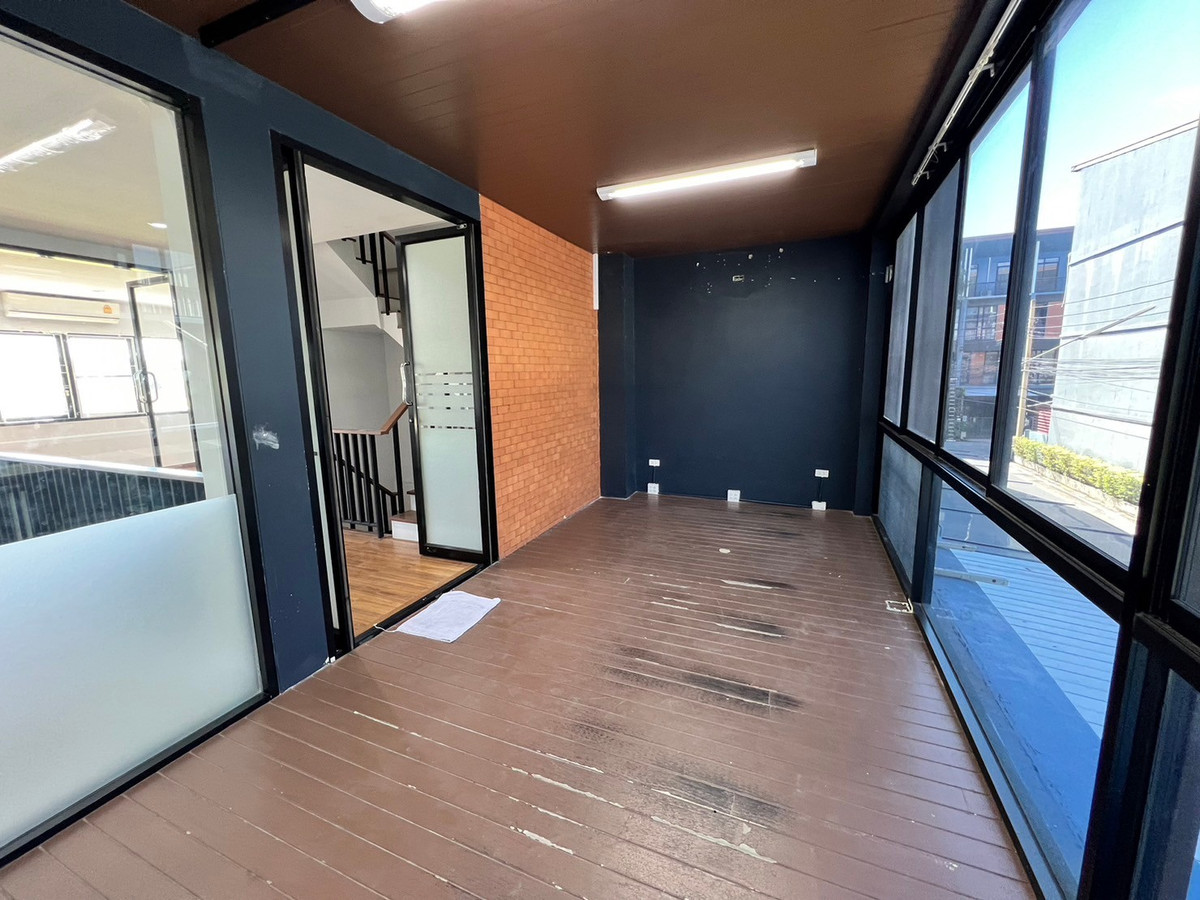 For RentTownhomeChaengwatana, Muangthong : townhome office, 1 minute drive to the expressway, over 5 minutes to the BTS Skytrain, 10 minutes to the Government Complex.