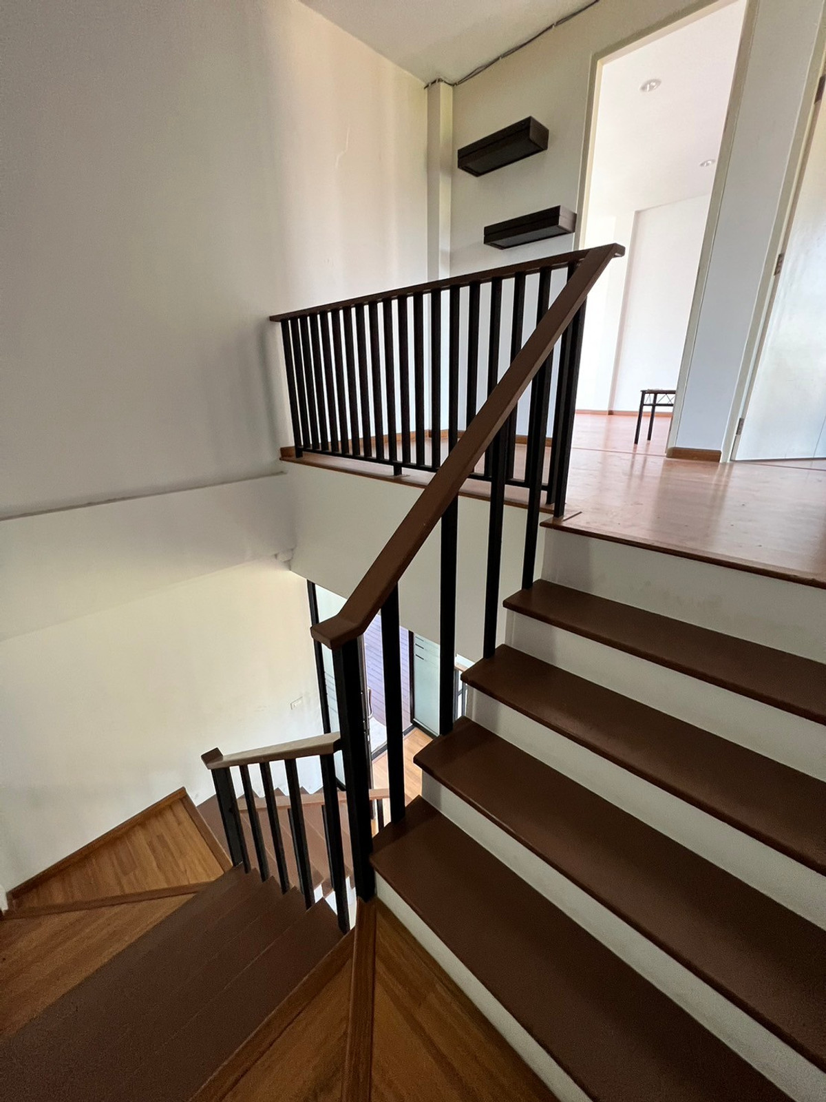 For RentTownhomeChaengwatana, Muangthong : townhome office, 1 minute drive to the expressway, over 5 minutes to the BTS Skytrain, 10 minutes to the Government Complex.