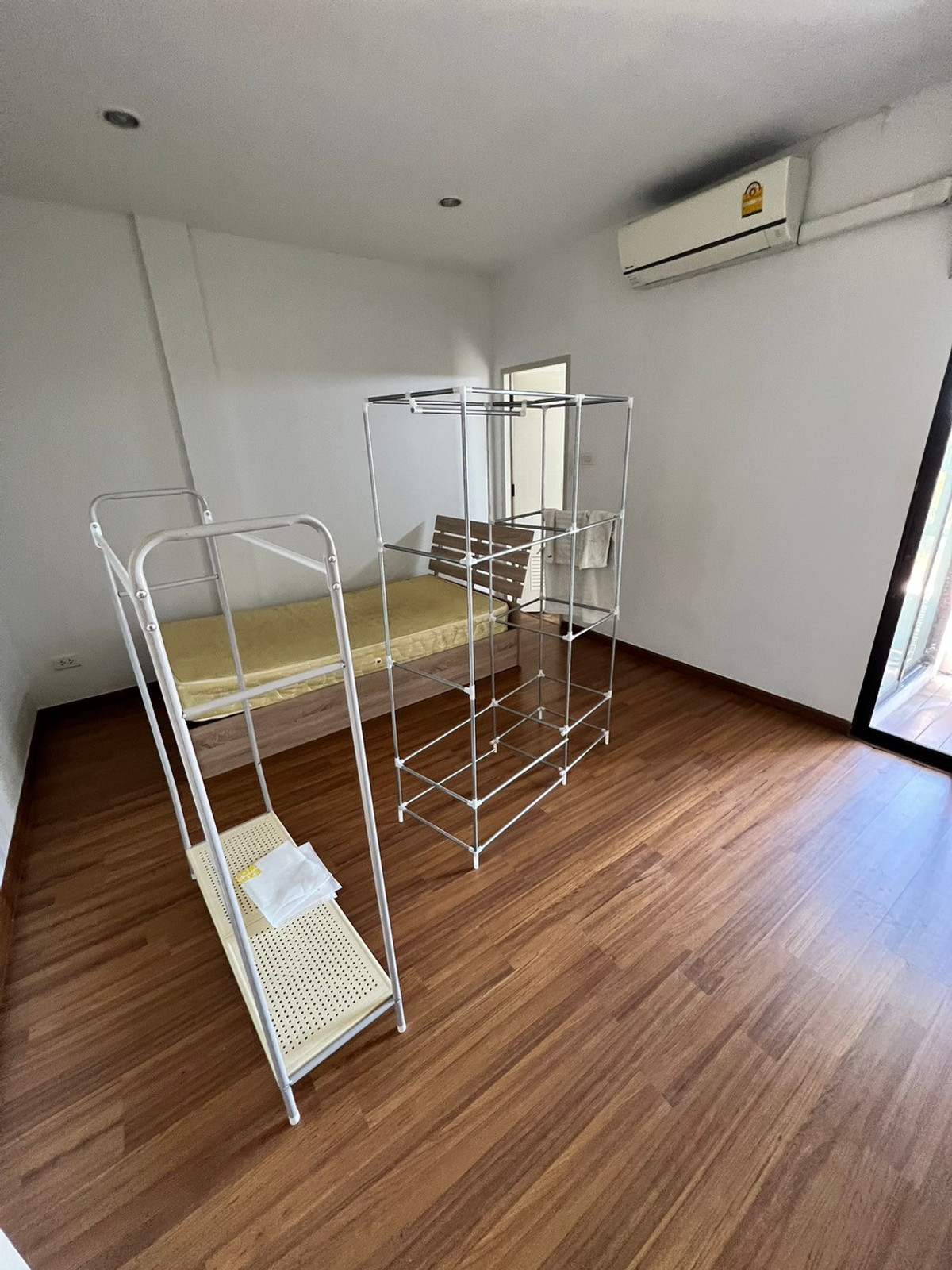 For RentTownhomeChaengwatana, Muangthong : townhome office, 1 minute drive to the expressway, over 5 minutes to the BTS Skytrain, 10 minutes to the Government Complex.