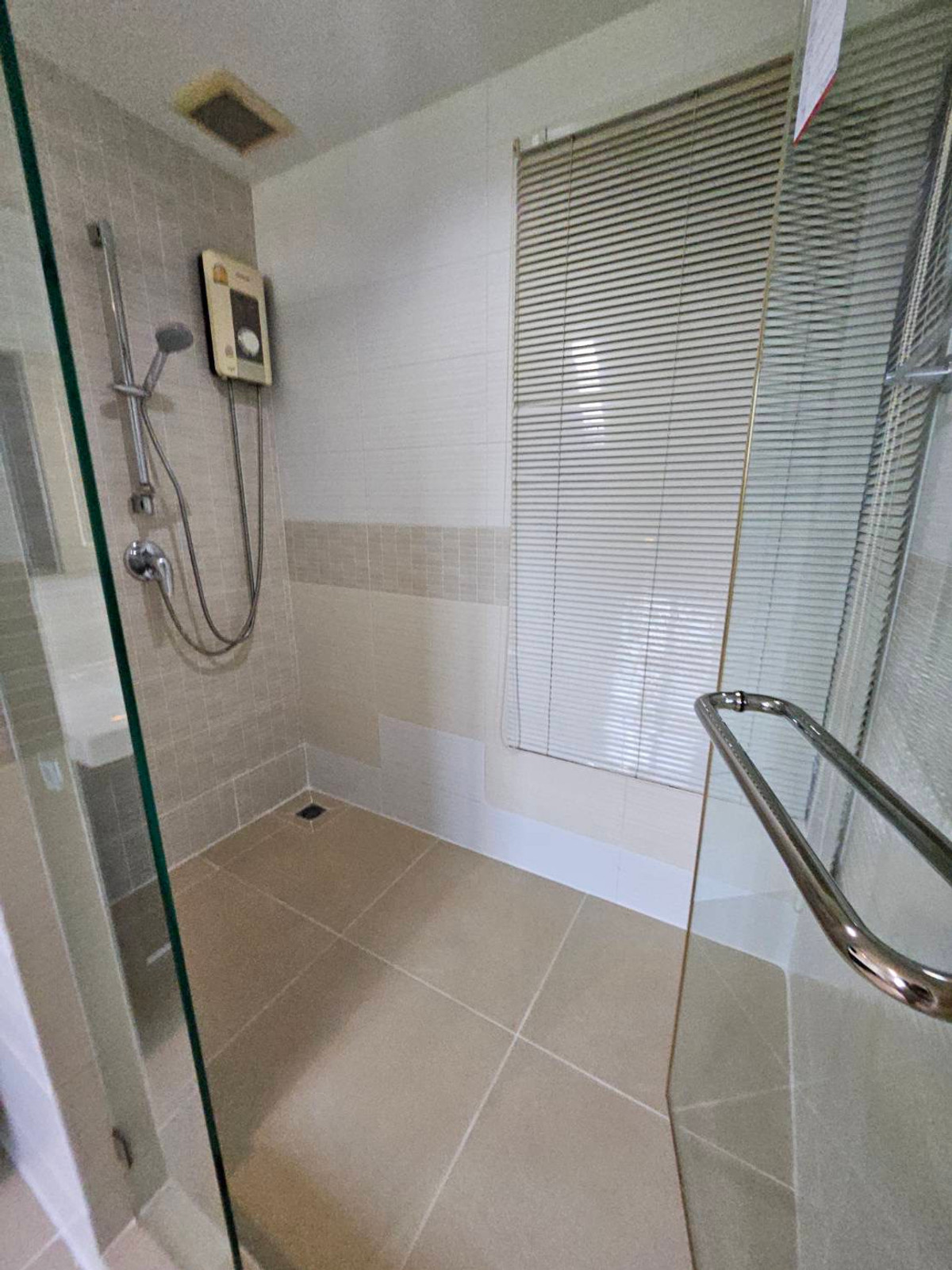 For RentHouseNonthaburi, Bang Yai, Bangbuathong : house with garden, 4 bedrooms, all with en-suite bathrooms, separate maid's room on the first floor, spacious bedrooms.