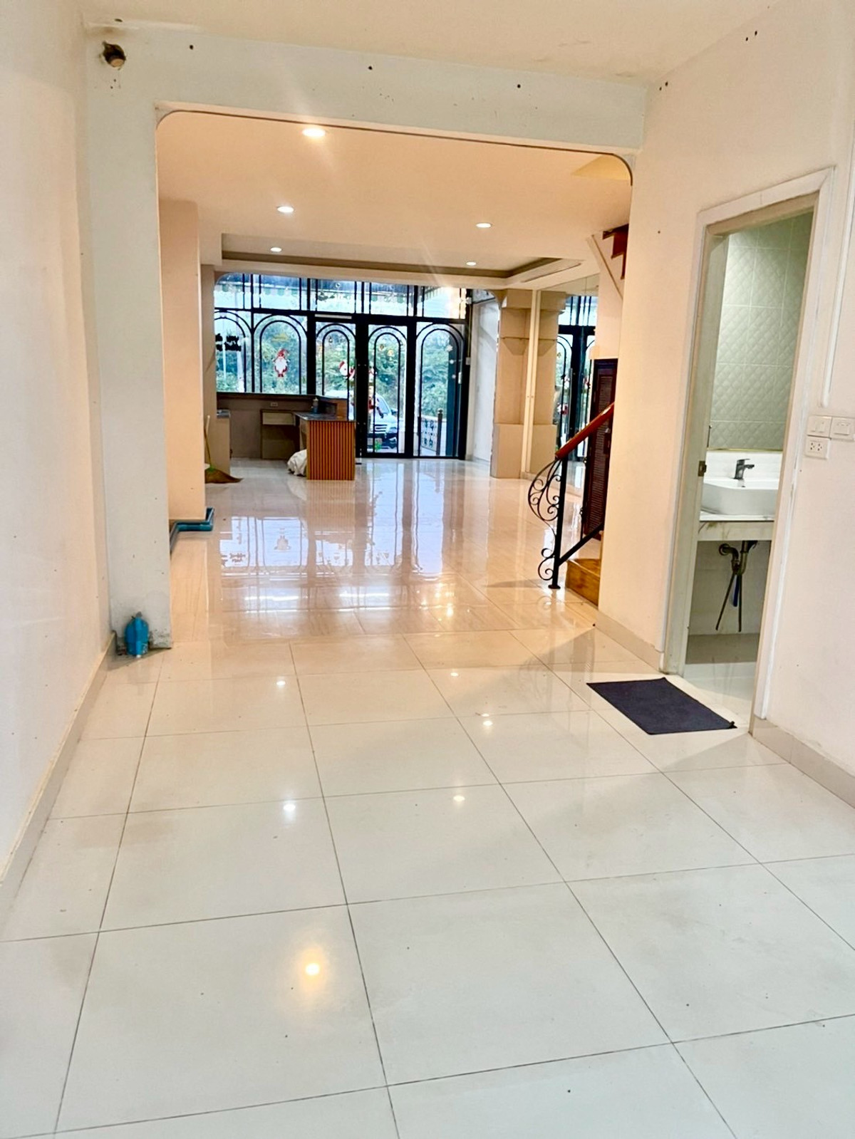 ขายอาคารพาณิชย์นครปฐม : ขายอาคารพาณิชย์ 3 ชั้นครึ่ง อยู่หลังเซ็นทรัล นครปฐม  เนื้อที่ 35.6 ตารางวา 4 ห้องนอน ต.ห้วยจรเข้ อ.เมืองนครปฐม จ.นครปฐม