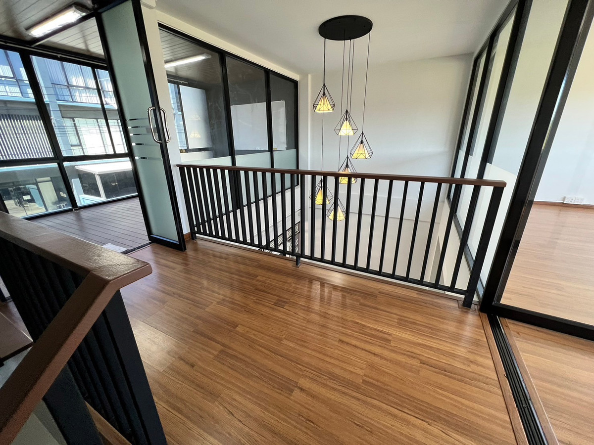 For RentTownhomeChaengwatana, Muangthong : townhome office, 1 minute drive to the expressway, over 5 minutes to the BTS Skytrain, 10 minutes to the Government Complex.