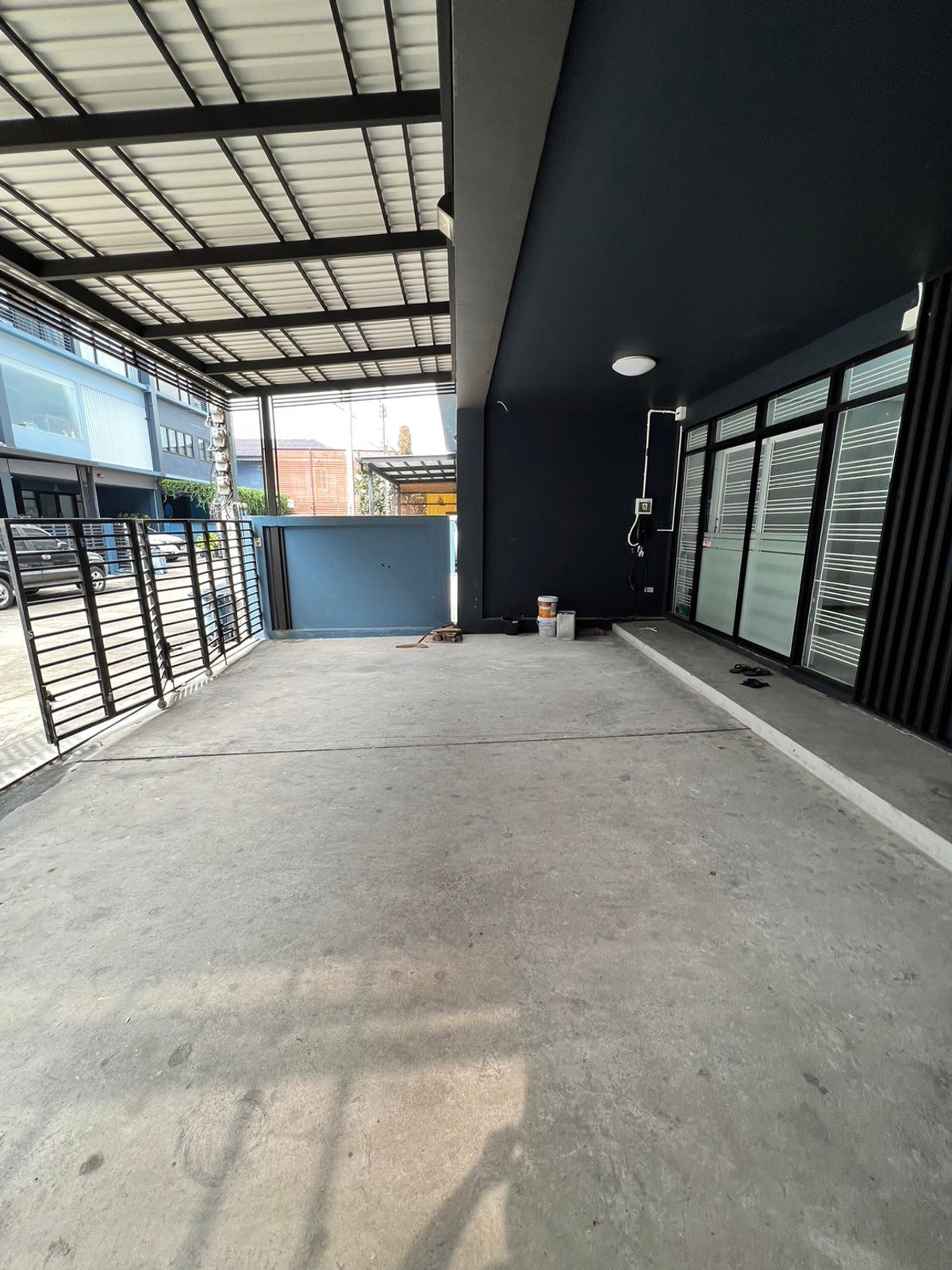 For RentTownhomeChaengwatana, Muangthong : townhome office, 1 minute drive to the expressway, over 5 minutes to the BTS Skytrain, 10 minutes to the Government Complex.