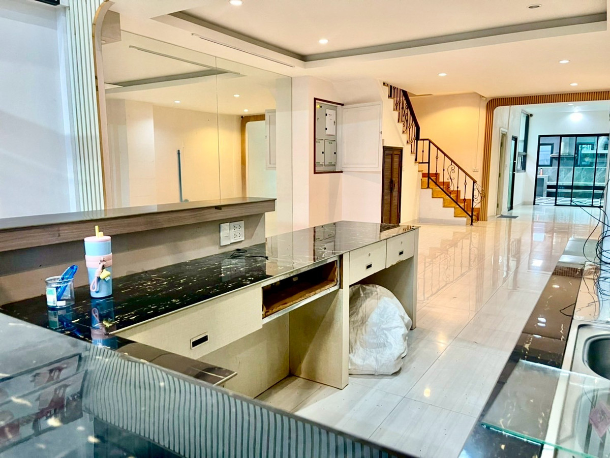 ขายอาคารพาณิชย์นครปฐม : ขายอาคารพาณิชย์ 3 ชั้นครึ่ง อยู่หลังเซ็นทรัล นครปฐม  เนื้อที่ 35.6 ตารางวา 4 ห้องนอน ต.ห้วยจรเข้ อ.เมืองนครปฐม จ.นครปฐม