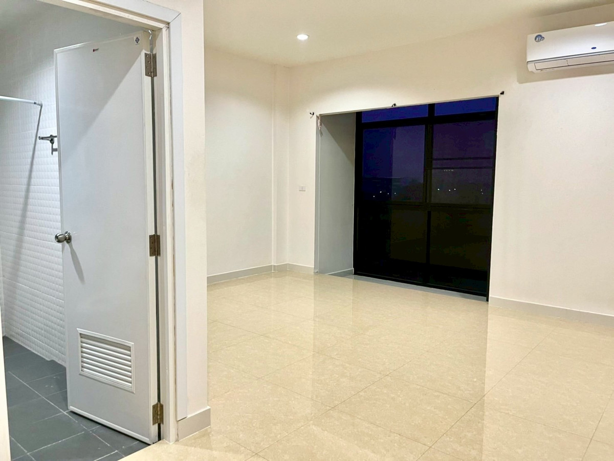 ขายอาคารพาณิชย์นครปฐม : ขายอาคารพาณิชย์ 3 ชั้นครึ่ง อยู่หลังเซ็นทรัล นครปฐม  เนื้อที่ 35.6 ตารางวา 4 ห้องนอน ต.ห้วยจรเข้ อ.เมืองนครปฐม จ.นครปฐม