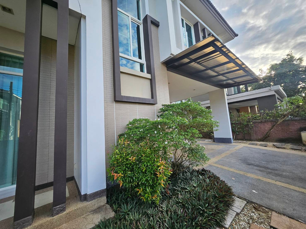 For RentHouseNonthaburi, Bang Yai, Bangbuathong : house with garden, 4 bedrooms, all with en-suite bathrooms, separate maid's room on the first floor, spacious bedrooms.