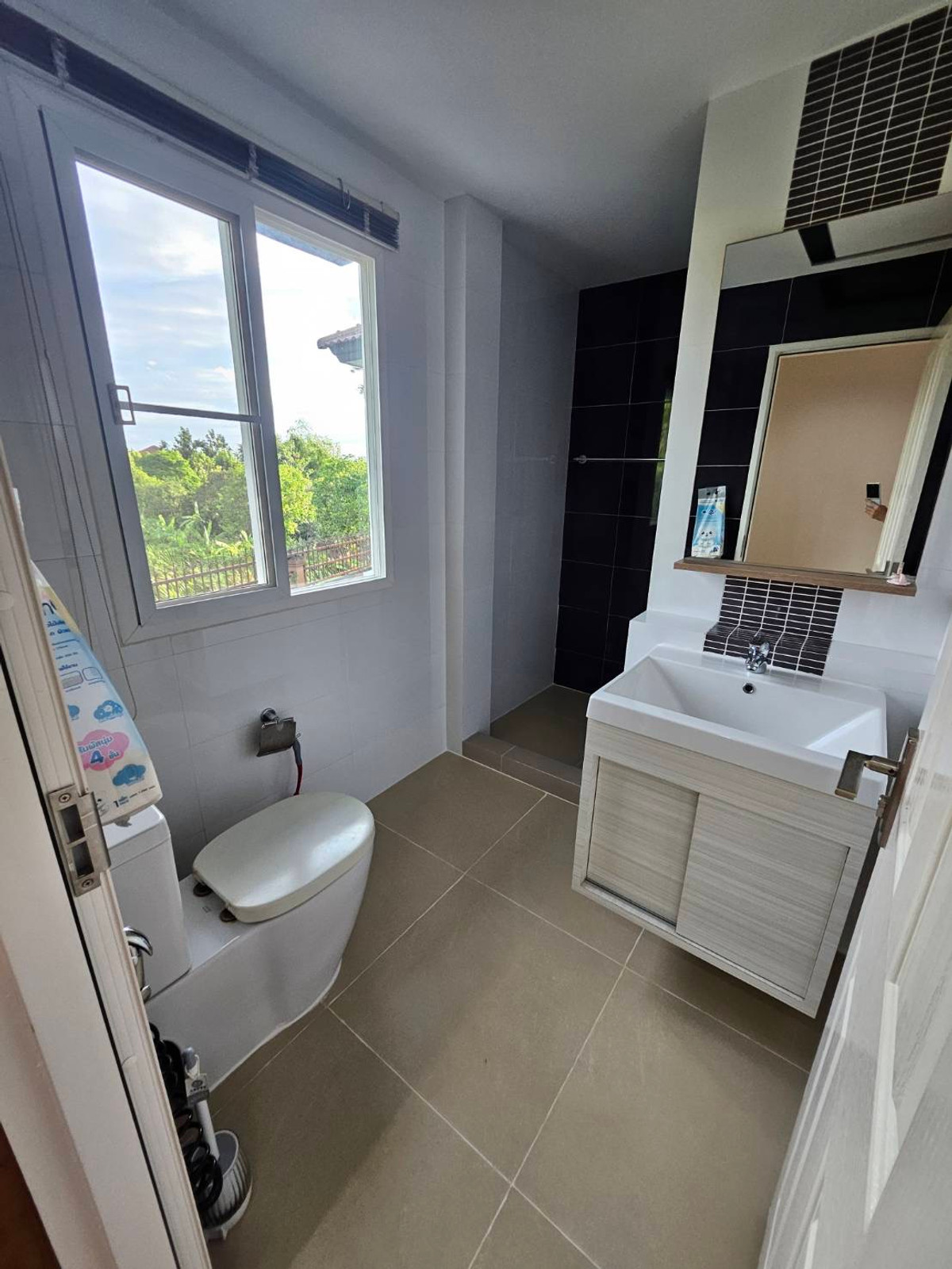 For RentHouseNonthaburi, Bang Yai, Bangbuathong : house with garden, 4 bedrooms, all with en-suite bathrooms, separate maid's room on the first floor, spacious bedrooms.