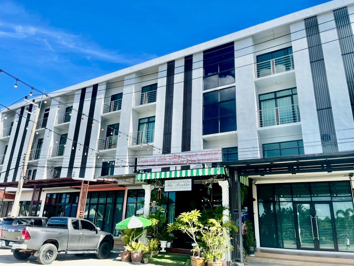 ขายอาคารพาณิชย์นครปฐม : อาคารพาณิชย์ 3 ชั้นครึ่ง เป็นร้านคาเฟ่และร้านอาหาร พื้นที่ 27.3 ตารางวา ตำบลห้วยจรเข้ อำเภอเมืองนครปฐม จังหวัดนครปฐม