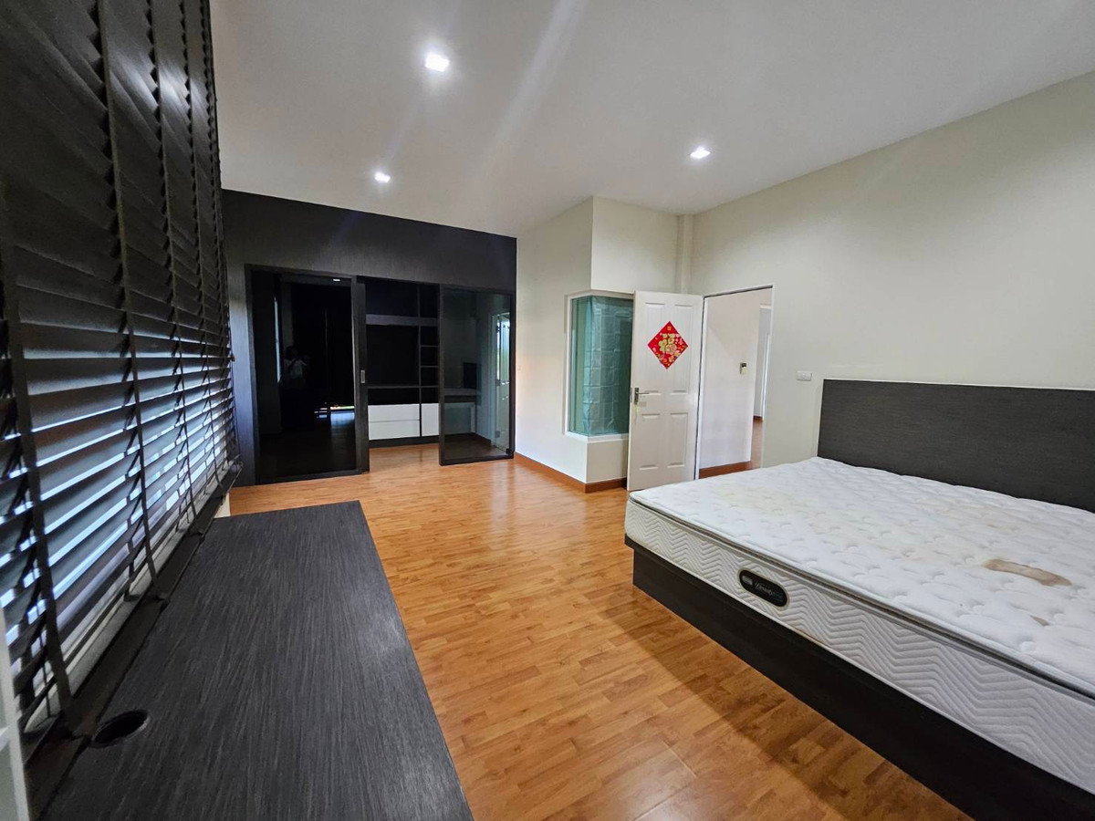 For RentHouseNonthaburi, Bang Yai, Bangbuathong : house with garden, 4 bedrooms, all with en-suite bathrooms, separate maid's room on the first floor, spacious bedrooms.