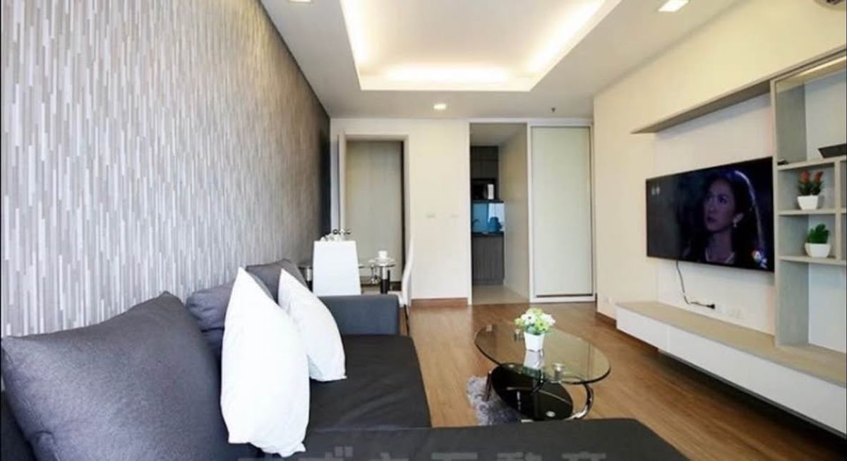 ให้เช่าคอนโดพระราม 9 เพชรบุรีตัดใหม่ RCA : คอนโด Thru Thonglor เดินทางสะดวก ใกล้รถไฟฟ้าบีทีเอส มีรถรับส่ง เฟอร์นิเจอร์ครบ พร้อมอยู่ทันที