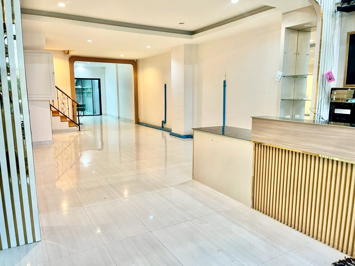 ขายอาคารพาณิชย์นครปฐม : ขายอาคารพาณิชย์ 3 ชั้นครึ่ง อยู่หลังเซ็นทรัล นครปฐม  เนื้อที่ 35.6 ตารางวา 4 ห้องนอน ต.ห้วยจรเข้ อ.เมืองนครปฐม จ.นครปฐม