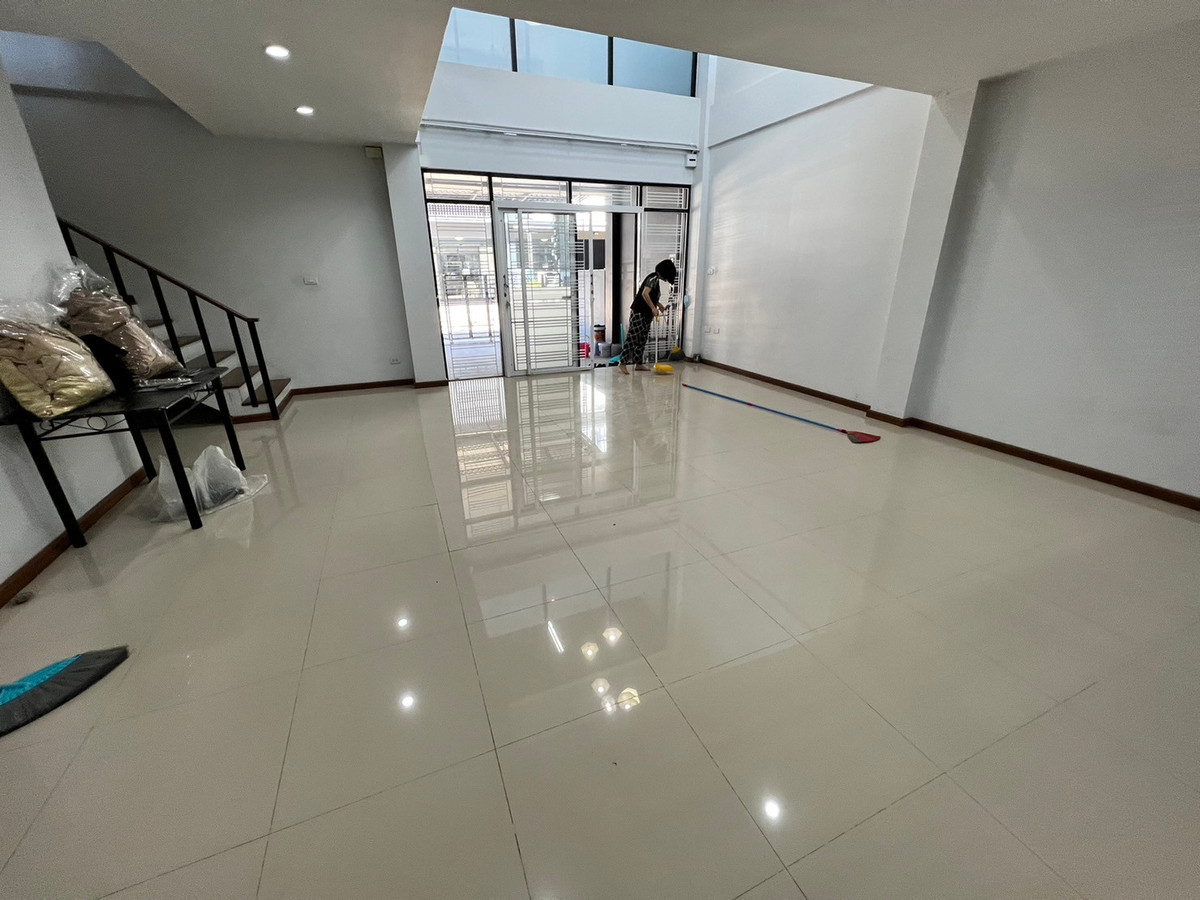 For RentTownhomeChaengwatana, Muangthong : townhome office, 1 minute drive to the expressway, over 5 minutes to the BTS Skytrain, 10 minutes to the Government Complex.