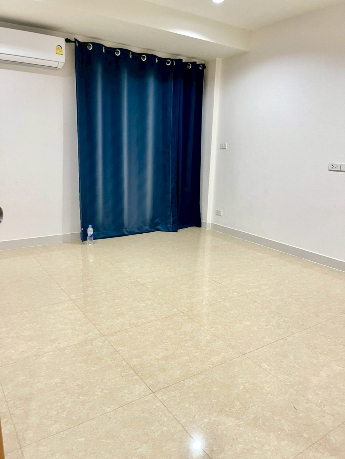 ขายอาคารพาณิชย์นครปฐม : ขายอาคารพาณิชย์ 3 ชั้นครึ่ง อยู่หลังเซ็นทรัล นครปฐม  เนื้อที่ 35.6 ตารางวา 4 ห้องนอน ต.ห้วยจรเข้ อ.เมืองนครปฐม จ.นครปฐม