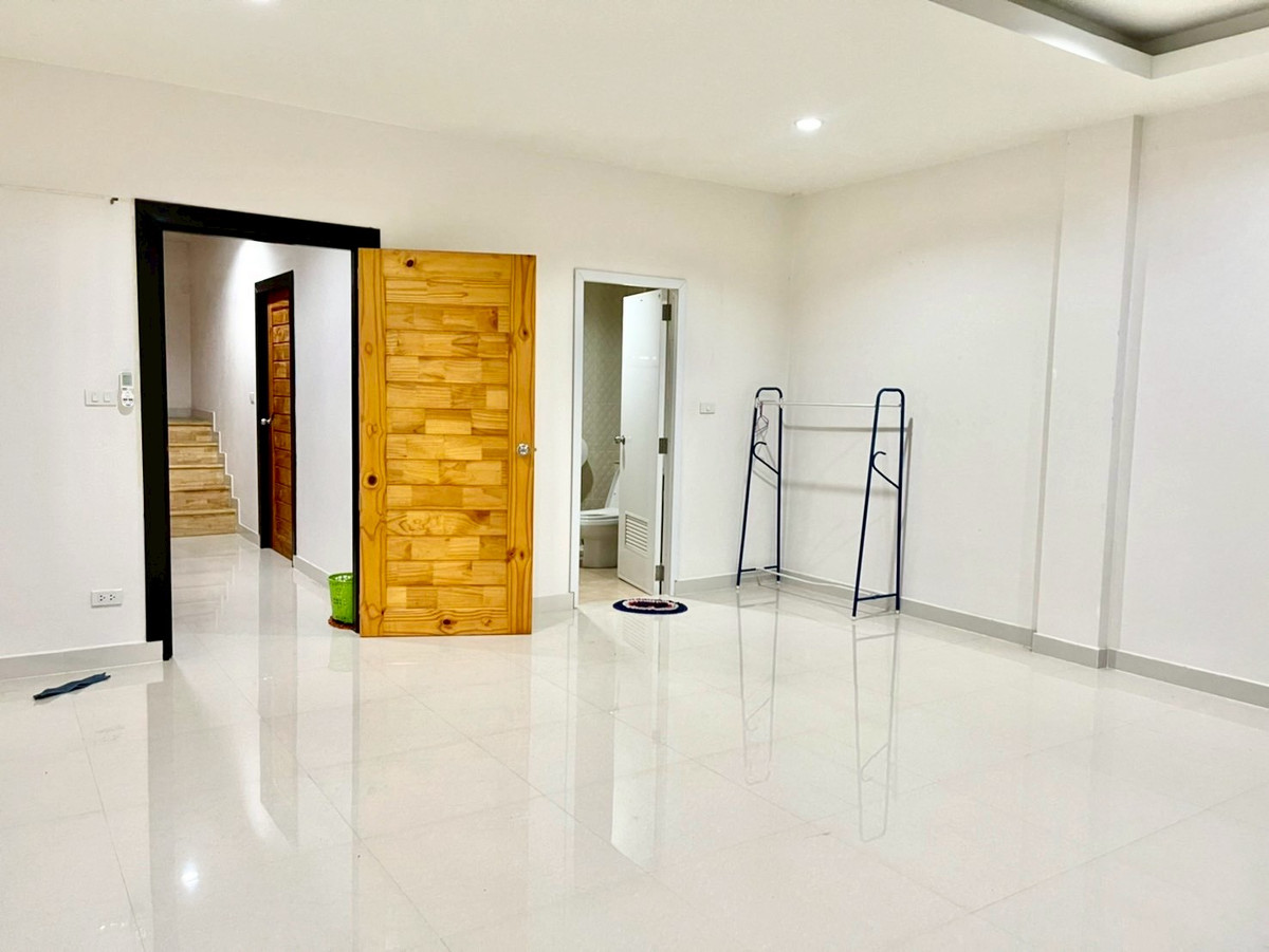 ขายอาคารพาณิชย์นครปฐม : ขายอาคารพาณิชย์ 3 ชั้นครึ่ง อยู่หลังเซ็นทรัล นครปฐม  เนื้อที่ 35.6 ตารางวา 4 ห้องนอน ต.ห้วยจรเข้ อ.เมืองนครปฐม จ.นครปฐม