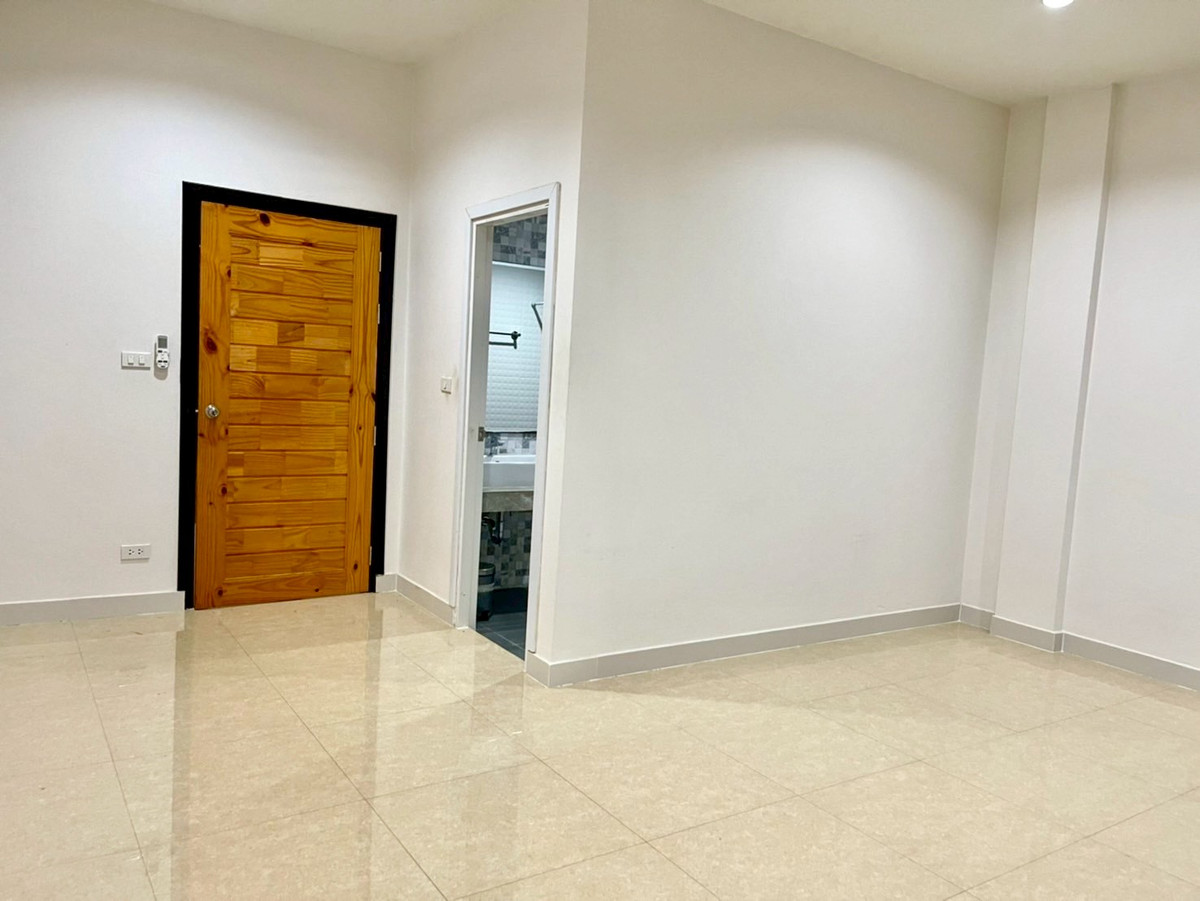 ขายอาคารพาณิชย์นครปฐม : ขายอาคารพาณิชย์ 3 ชั้นครึ่ง อยู่หลังเซ็นทรัล นครปฐม  เนื้อที่ 35.6 ตารางวา 4 ห้องนอน ต.ห้วยจรเข้ อ.เมืองนครปฐม จ.นครปฐม