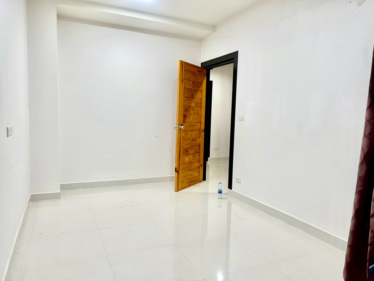 ขายอาคารพาณิชย์นครปฐม : ขายอาคารพาณิชย์ 3 ชั้นครึ่ง อยู่หลังเซ็นทรัล นครปฐม  เนื้อที่ 35.6 ตารางวา 4 ห้องนอน ต.ห้วยจรเข้ อ.เมืองนครปฐม จ.นครปฐม