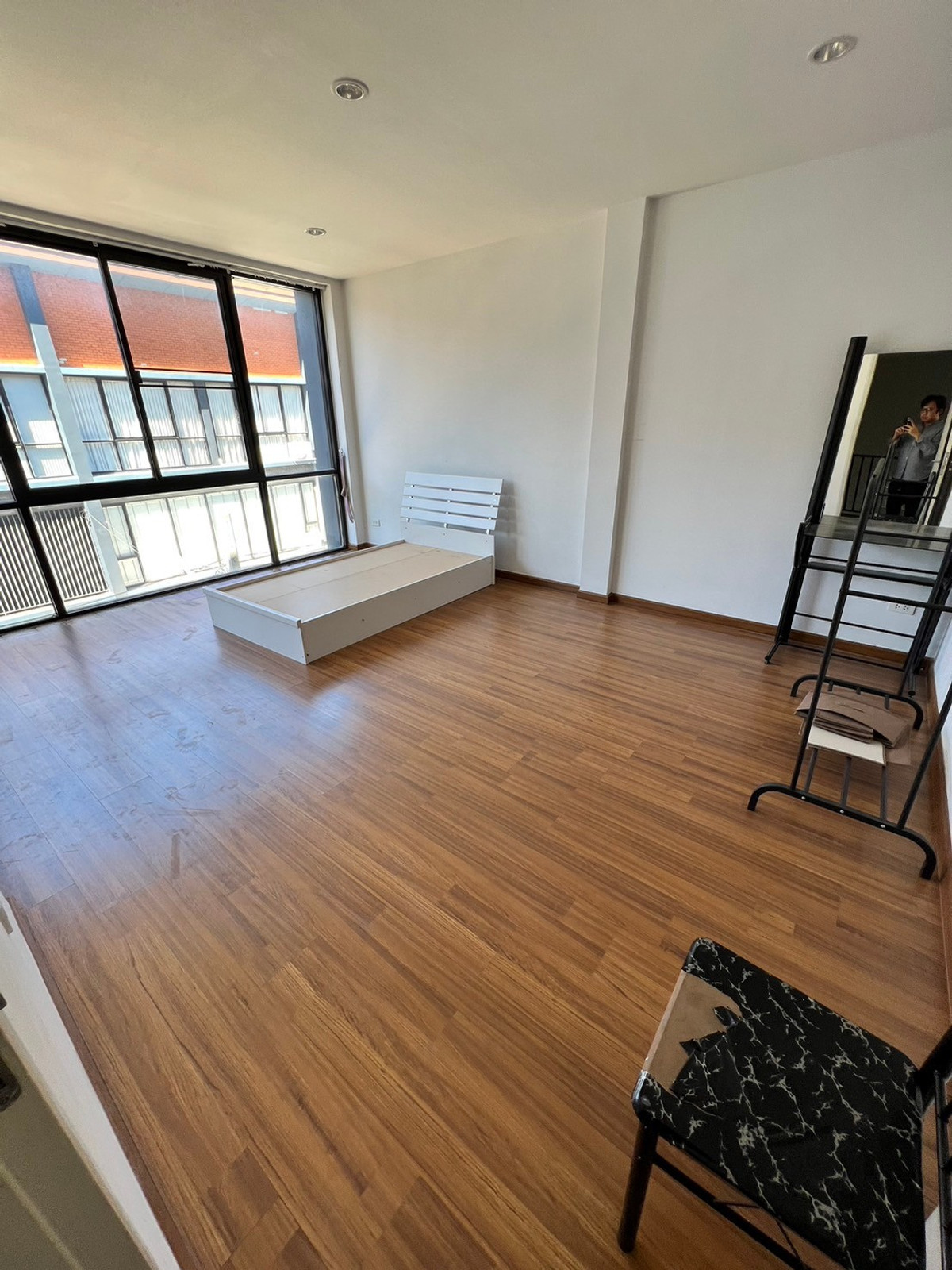 For RentTownhomeChaengwatana, Muangthong : townhome office, 1 minute drive to the expressway, over 5 minutes to the BTS Skytrain, 10 minutes to the Government Complex.