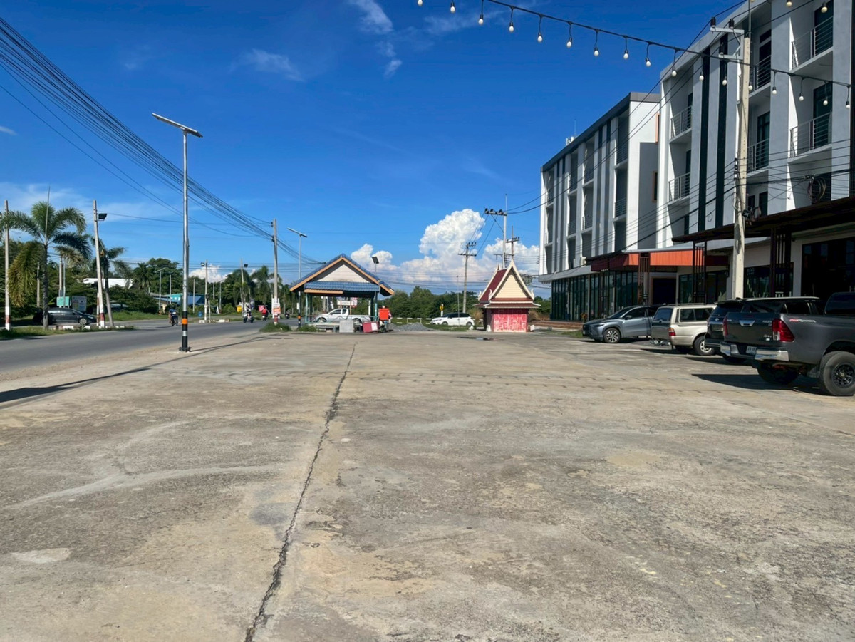 ขายอาคารพาณิชย์นครปฐม : ขายอาคารพาณิชย์ 3 ชั้นครึ่ง อยู่หลังเซ็นทรัล นครปฐม  เนื้อที่ 35.6 ตารางวา 4 ห้องนอน ต.ห้วยจรเข้ อ.เมืองนครปฐม จ.นครปฐม