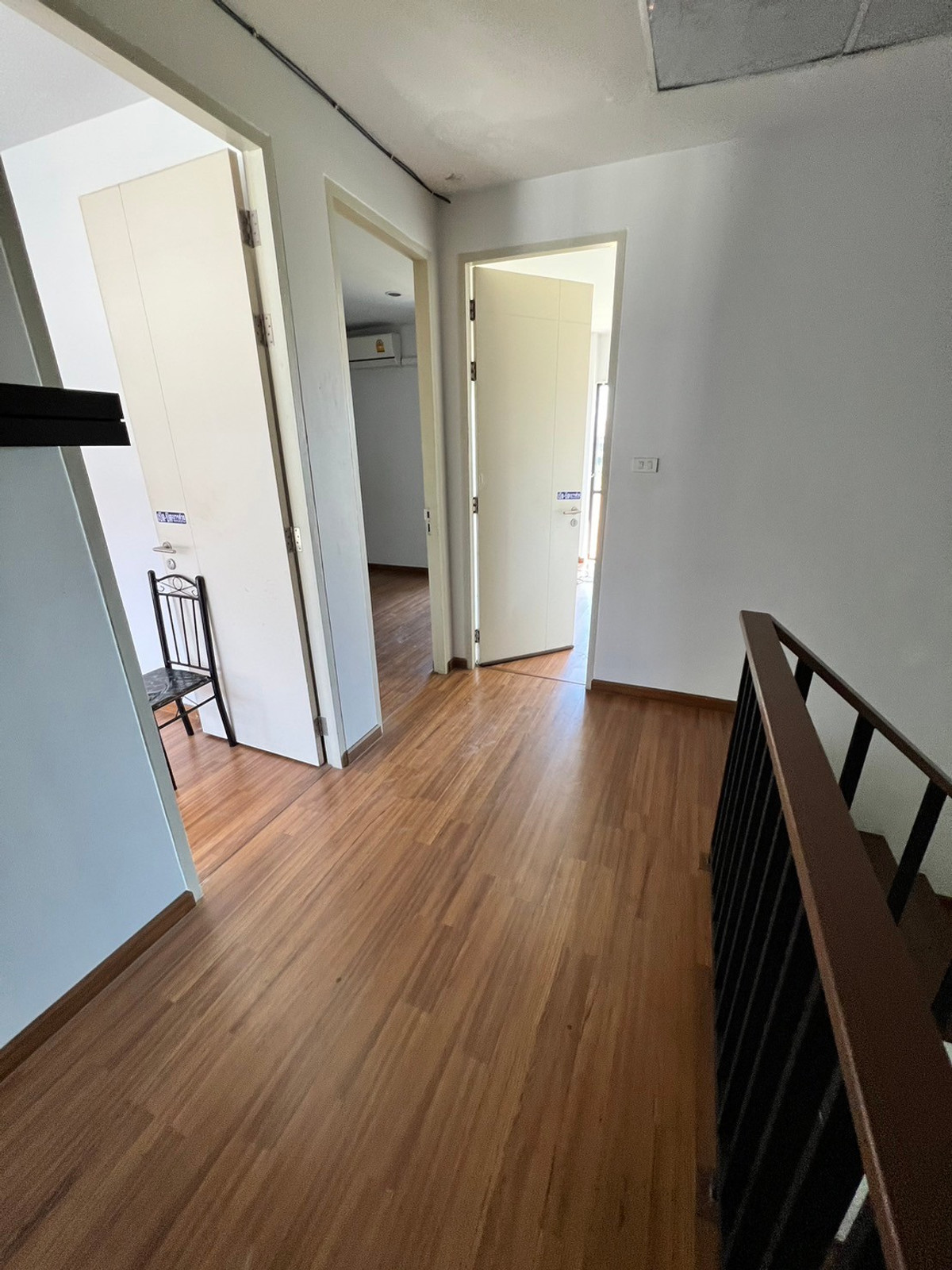 For RentTownhomeChaengwatana, Muangthong : townhome office, 1 minute drive to the expressway, over 5 minutes to the BTS Skytrain, 10 minutes to the Government Complex.