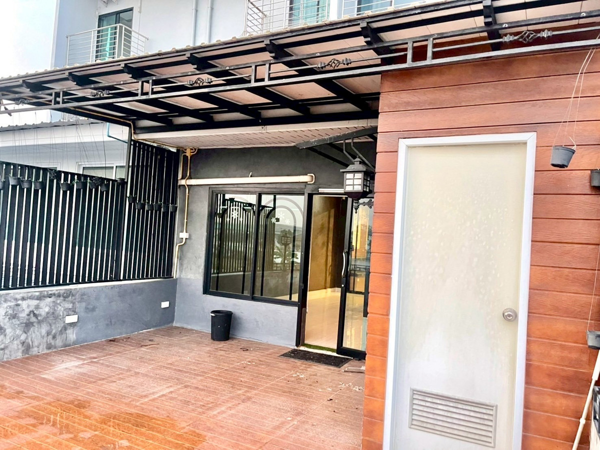 ขายอาคารพาณิชย์นครปฐม : ขายอาคารพาณิชย์ 3 ชั้นครึ่ง อยู่หลังเซ็นทรัล นครปฐม  เนื้อที่ 35.6 ตารางวา 4 ห้องนอน ต.ห้วยจรเข้ อ.เมืองนครปฐม จ.นครปฐม