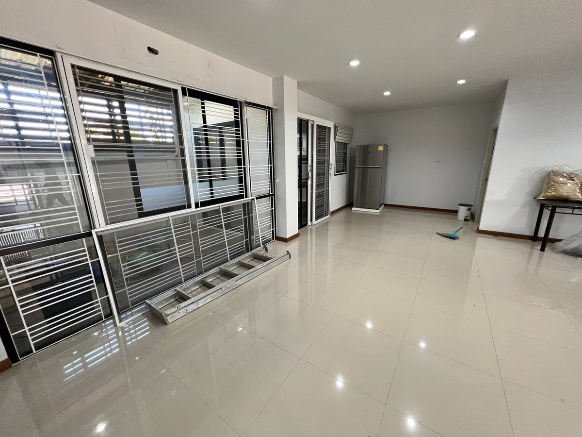 For RentTownhomeChaengwatana, Muangthong : townhome office, 1 minute drive to the expressway, over 5 minutes to the BTS Skytrain, 10 minutes to the Government Complex.