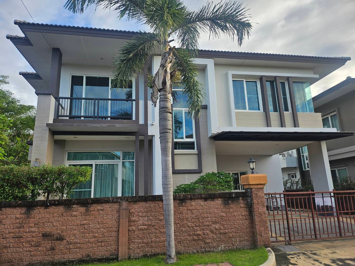 For RentHouseNonthaburi, Bang Yai, Bangbuathong : house with garden, 4 bedrooms, all with en-suite bathrooms, separate maid's room on the first floor, spacious bedrooms.