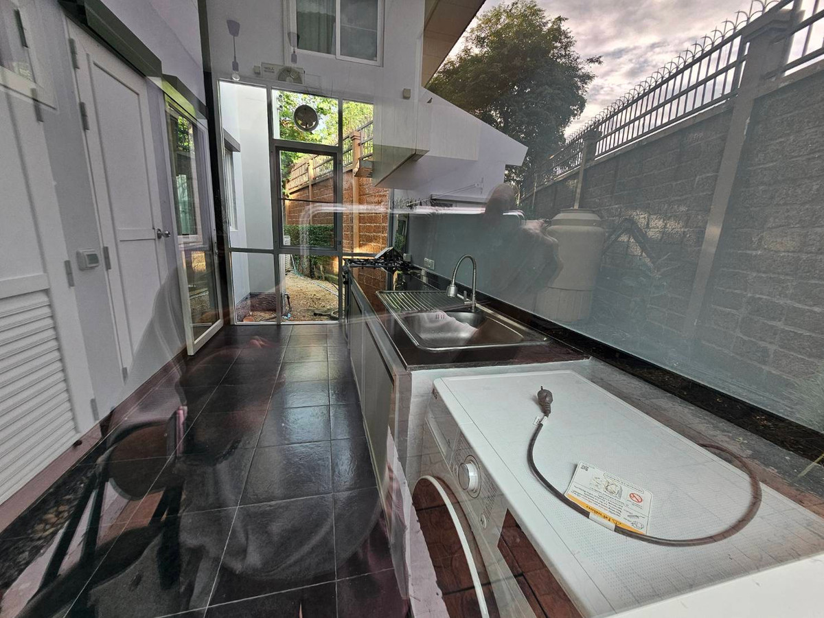 For RentHouseNonthaburi, Bang Yai, Bangbuathong : house with garden, 4 bedrooms, all with en-suite bathrooms, separate maid's room on the first floor, spacious bedrooms.