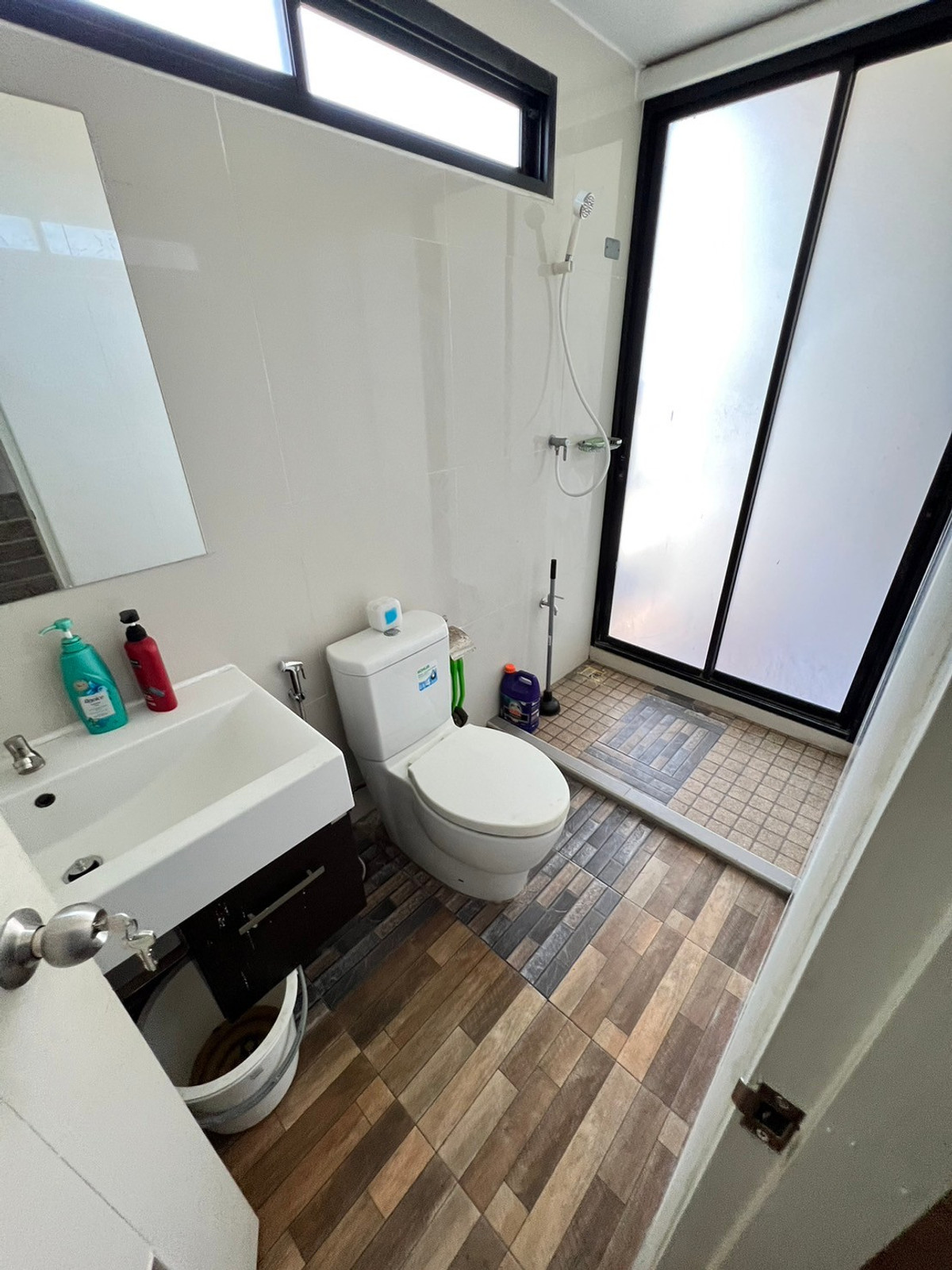 For RentTownhomeChaengwatana, Muangthong : townhome office, 1 minute drive to the expressway, over 5 minutes to the BTS Skytrain, 10 minutes to the Government Complex.