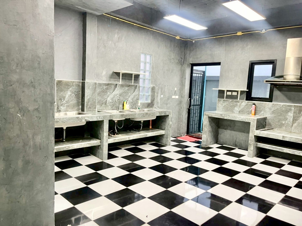 ขายอาคารพาณิชย์นครปฐม : ขายอาคารพาณิชย์ 3 ชั้นครึ่ง อยู่หลังเซ็นทรัล นครปฐม  เนื้อที่ 35.6 ตารางวา 4 ห้องนอน ต.ห้วยจรเข้ อ.เมืองนครปฐม จ.นครปฐม