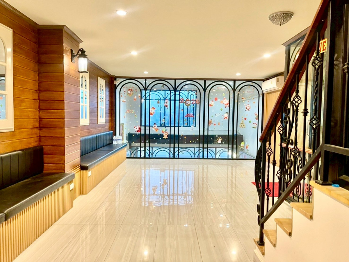 ขายอาคารพาณิชย์นครปฐม : ขายอาคารพาณิชย์ 3 ชั้นครึ่ง อยู่หลังเซ็นทรัล นครปฐม  เนื้อที่ 35.6 ตารางวา 4 ห้องนอน ต.ห้วยจรเข้ อ.เมืองนครปฐม จ.นครปฐม