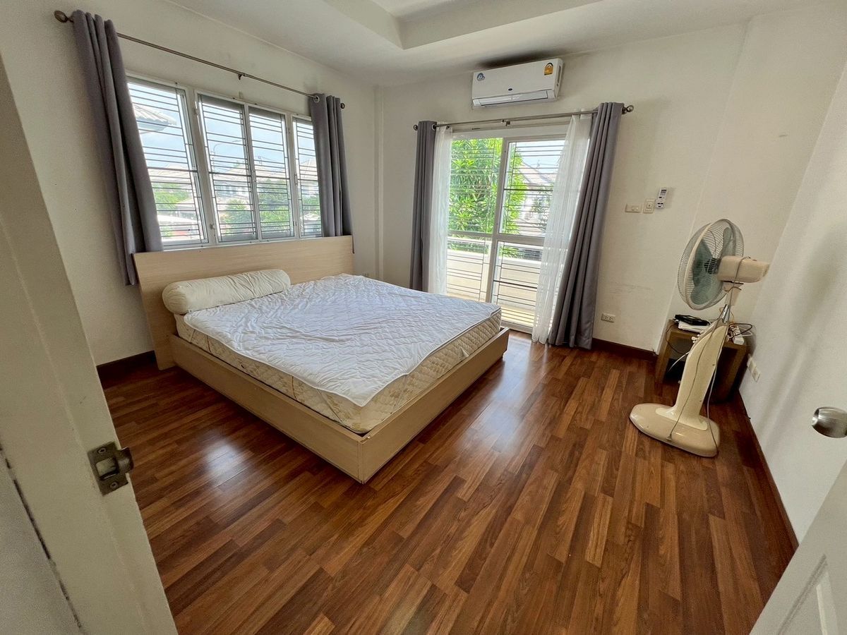 For RentHouseChaengwatana, Muangthong : fully furnished house with 3bedroom 3bathroom on Pak Kret Bypass Road, 5 mins to Muang Thong Thani.