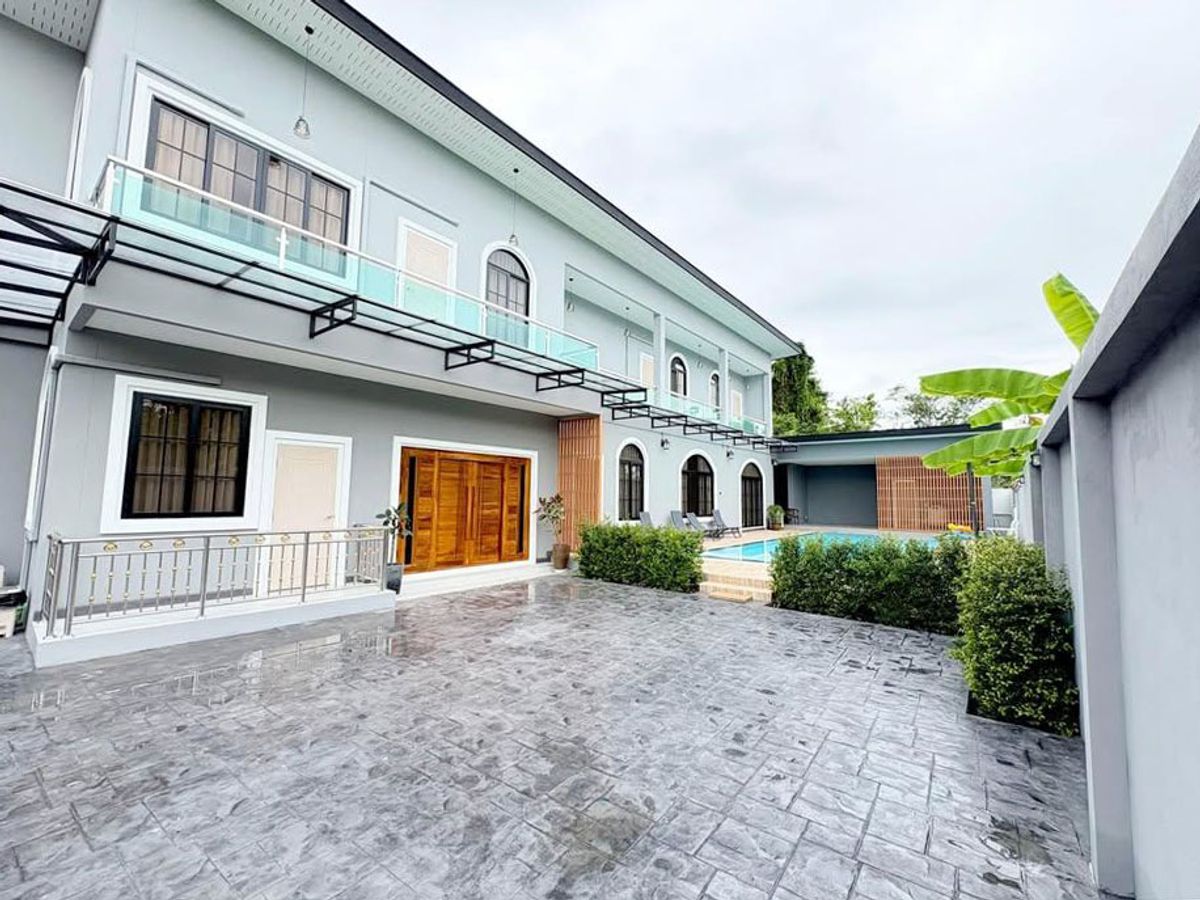 For RentHouseChiang Mai : Pool Villa for rent 150,000 baht per month. Travel only 10 minutes to Central Festival No.12H437.