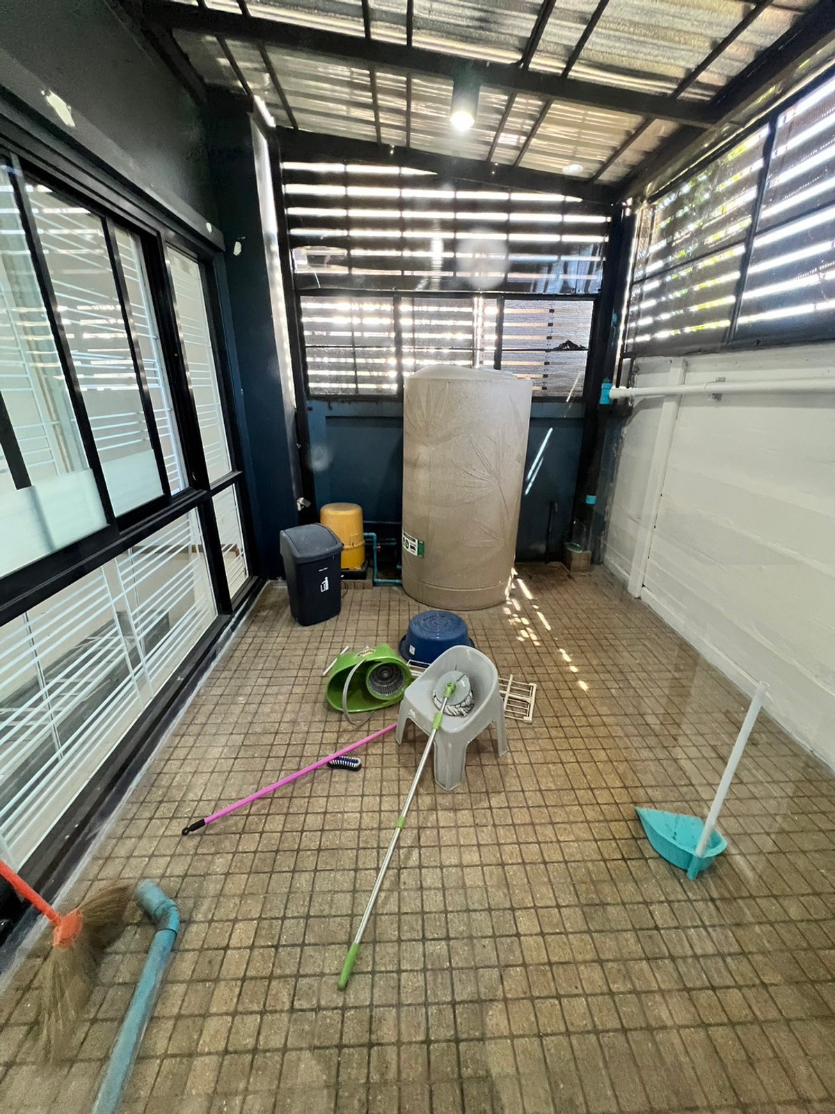 For RentTownhomeChaengwatana, Muangthong : townhome office, 1 minute drive to the expressway, over 5 minutes to the BTS Skytrain, 10 minutes to the Government Complex.