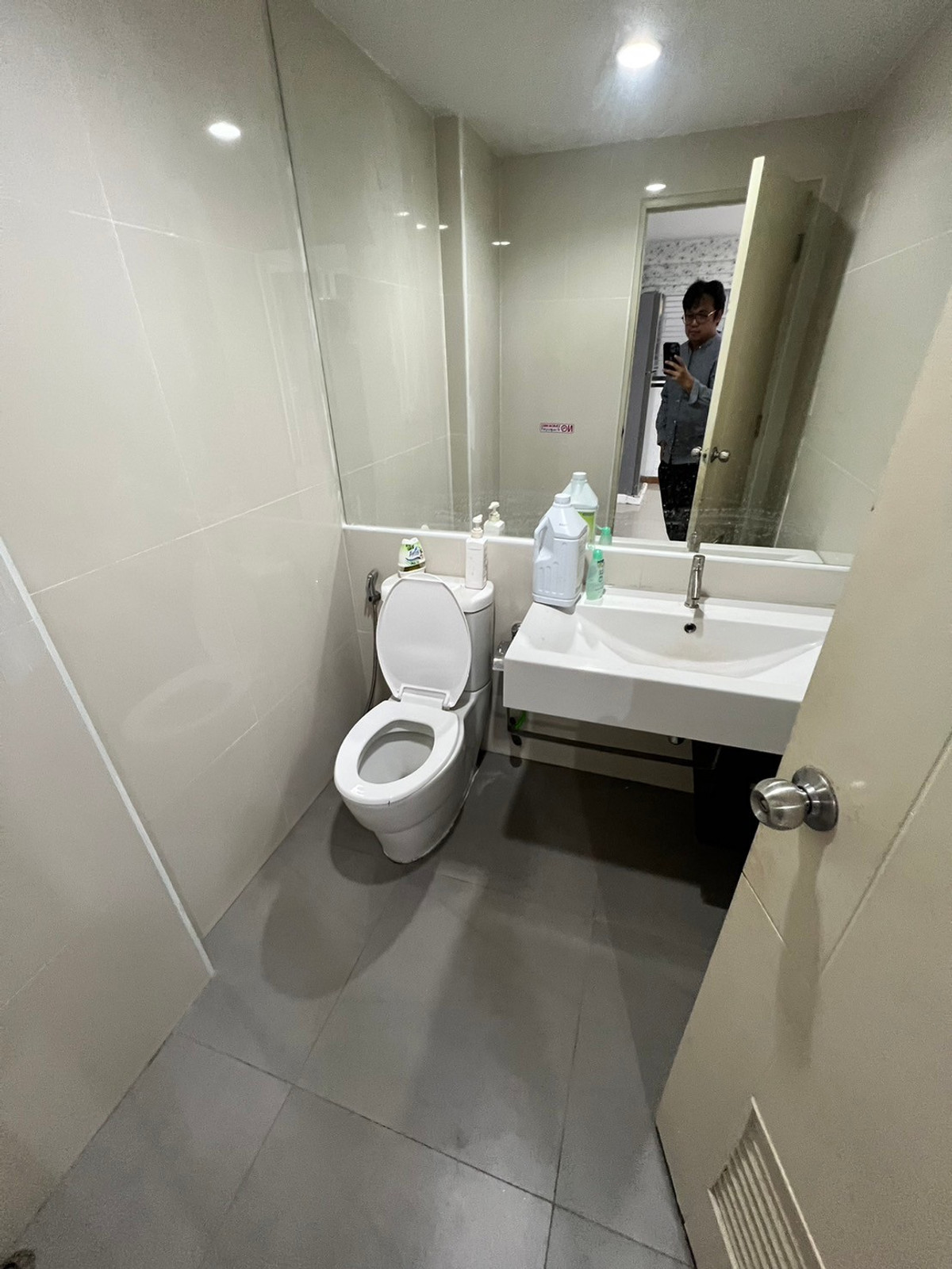 For RentTownhomeChaengwatana, Muangthong : townhome office, 1 minute drive to the expressway, over 5 minutes to the BTS Skytrain, 10 minutes to the Government Complex.