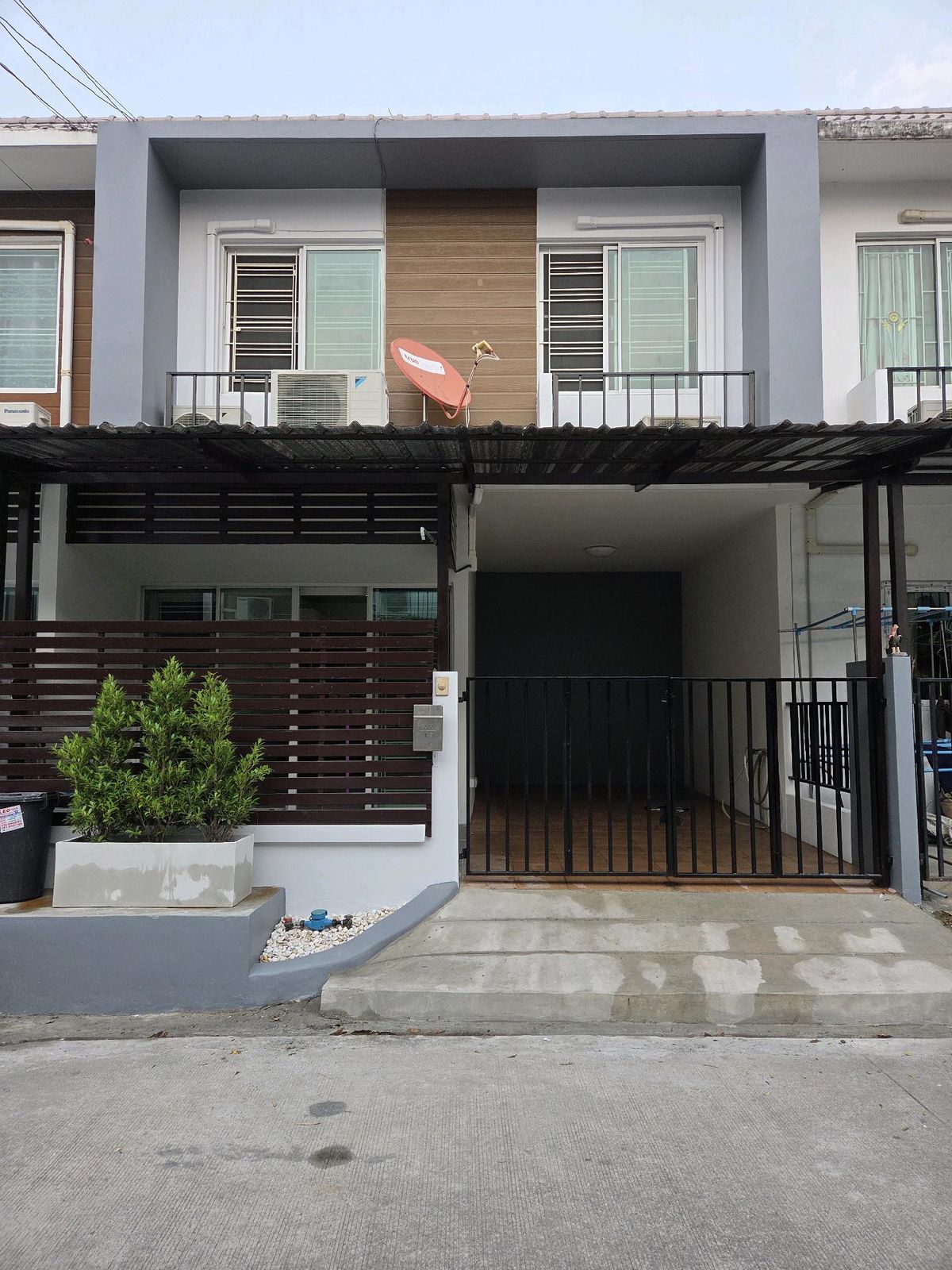 ให้เช่าทาวน์โฮมสมุทรปราการ สำโรง : ให้เช่า เดอะคัลเลอร์บางนา กม.8 (ใกล้เมกาบางนา) รีโนเวท ใหม่ทั้งหลัง 16,500บาท