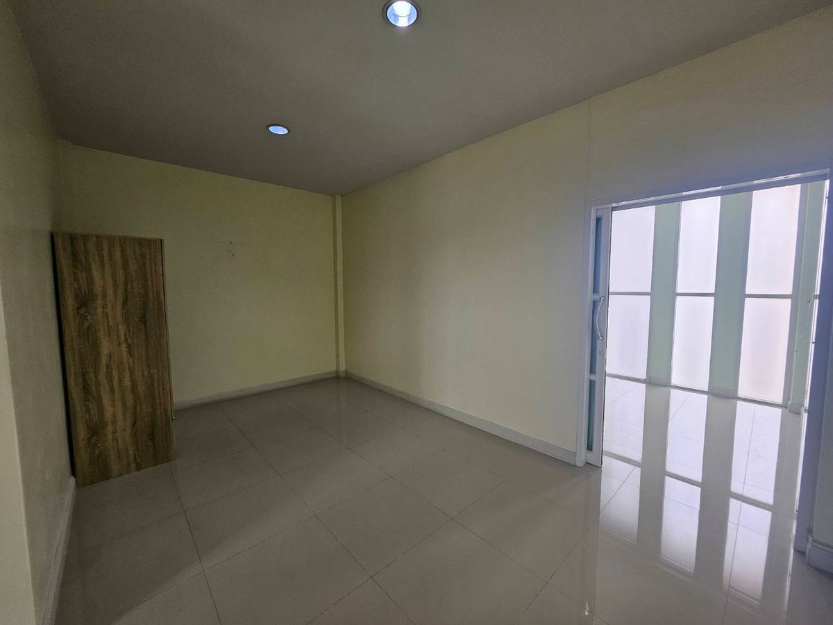 อาคารพาณิชย์ปทุมธานี รังสิต ธรรมศาสตร์ : 🏡 ทาวน์โฮม 3 ชั้น สไตล์โมเดิร์น ใกล้รถไฟฟ้า ราคาถูกที่สุดในโครงการ! เริ่มเพียง 3.59 ล้าน‼️