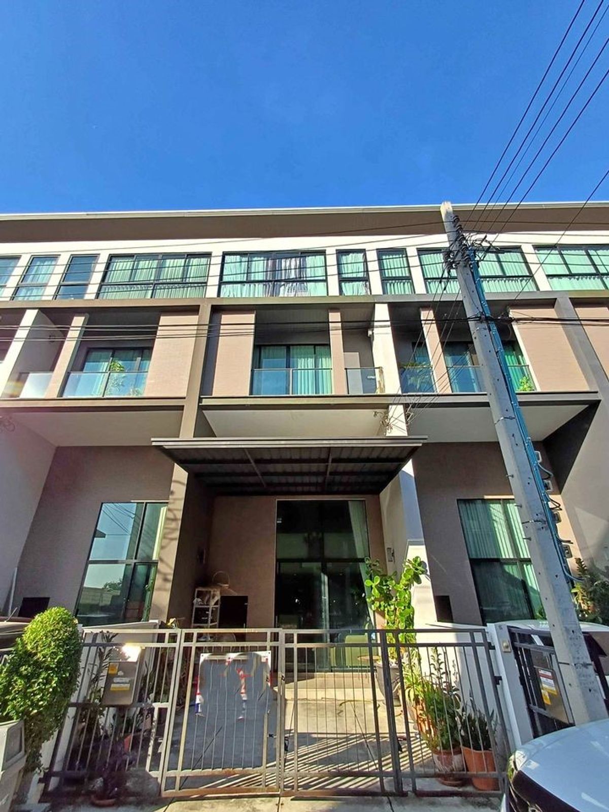 For RentTownhomeKasetsart, Ratchayothin : Townhome, very good location, 3 floors, 4 bedrooms, 4 bathrooms, exits from Soi Vibhavadi 64 and Soi Chaeng Watthana 1