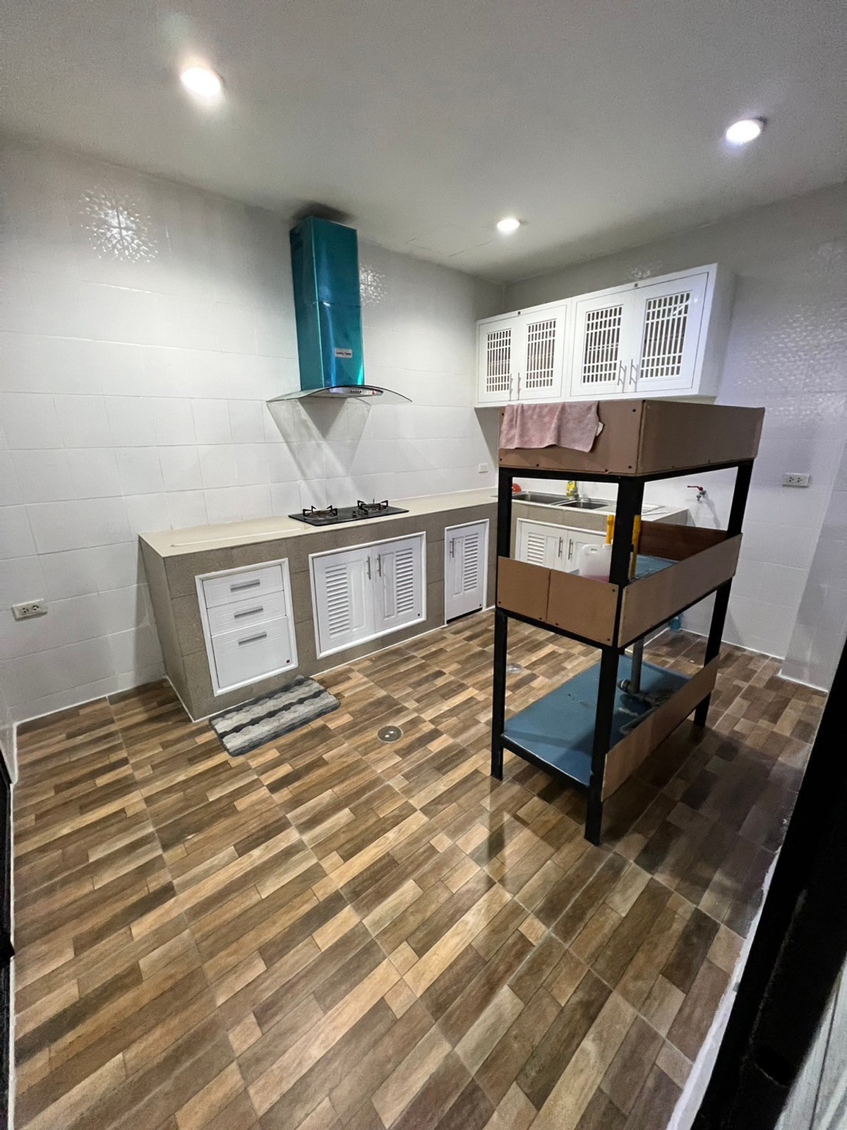 For RentTownhomeChaengwatana, Muangthong : townhome office, 1 minute drive to the expressway, over 5 minutes to the BTS Skytrain, 10 minutes to the Government Complex.