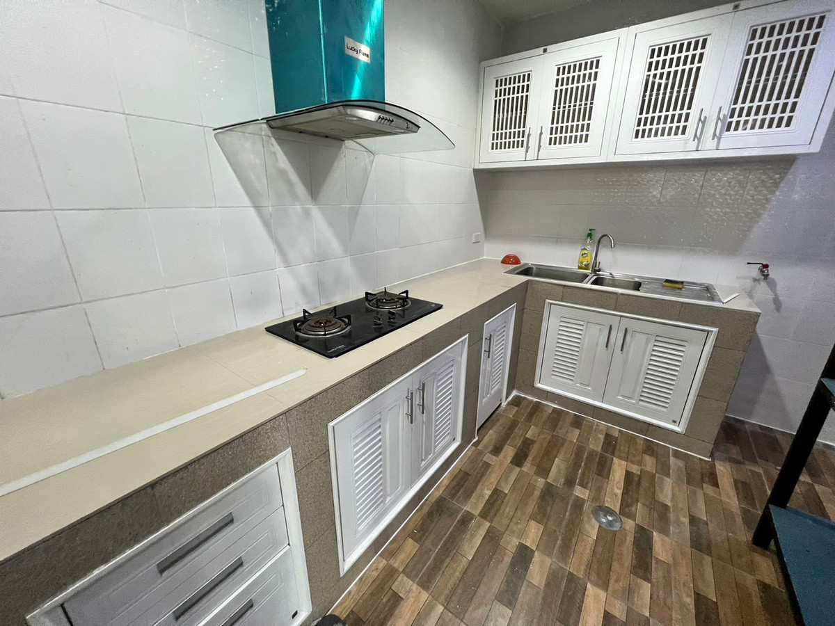 For RentTownhomeChaengwatana, Muangthong : townhome office, 1 minute drive to the expressway, over 5 minutes to the BTS Skytrain, 10 minutes to the Government Complex.